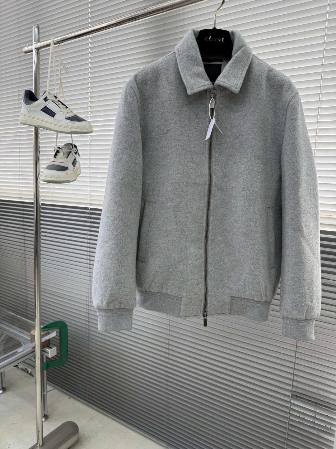 -Z ZEGN 新款毛呢夹克外套，这款夹克采用50%羊毛面料制作而成，翻领式设计具有独特风格，刻字五金拉