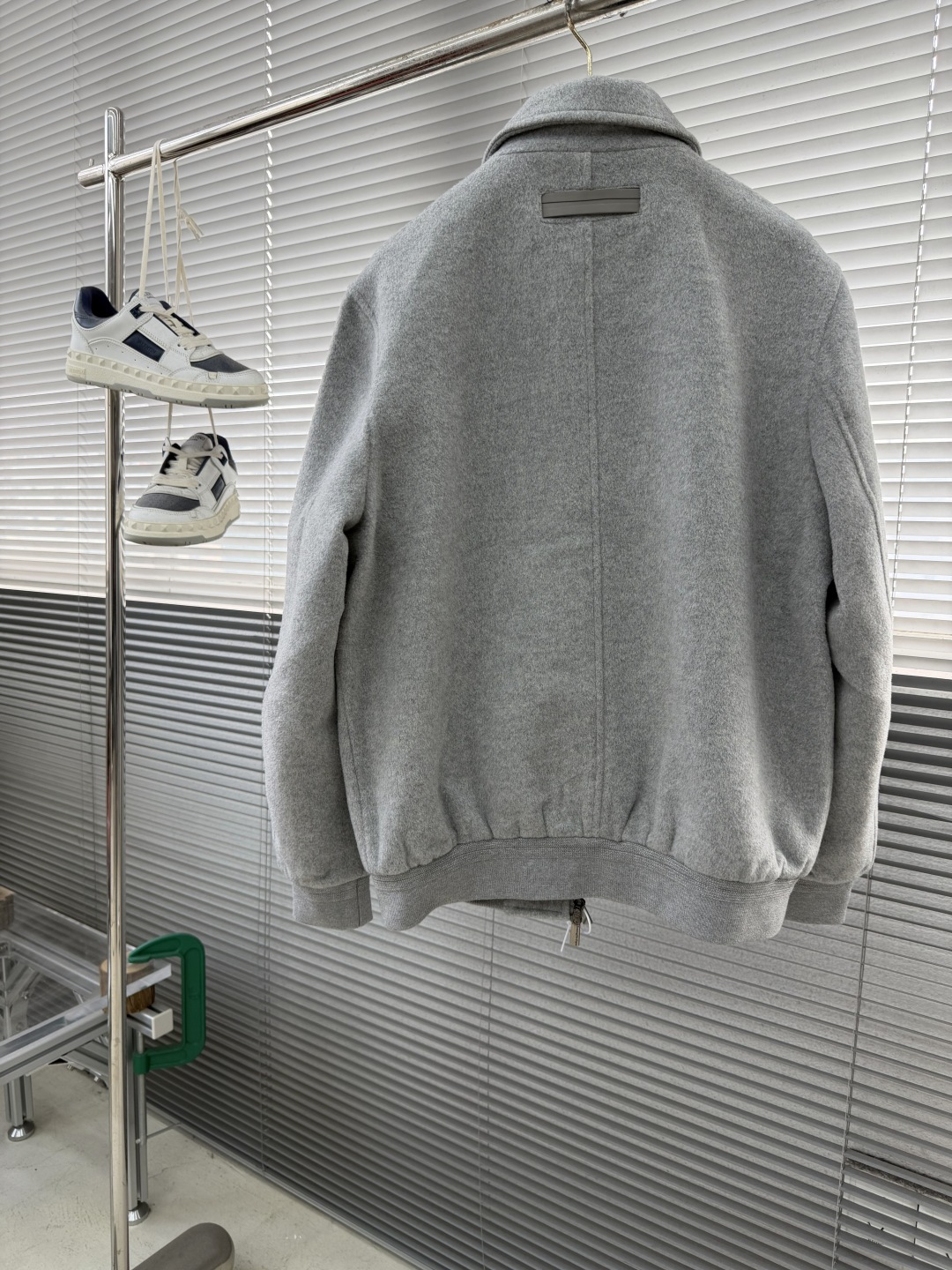 -Z ZEGN 新款毛呢夹克外套，这款夹克采用50%羊毛面料制作而成，翻领式设计具有独特风格，刻字五金拉