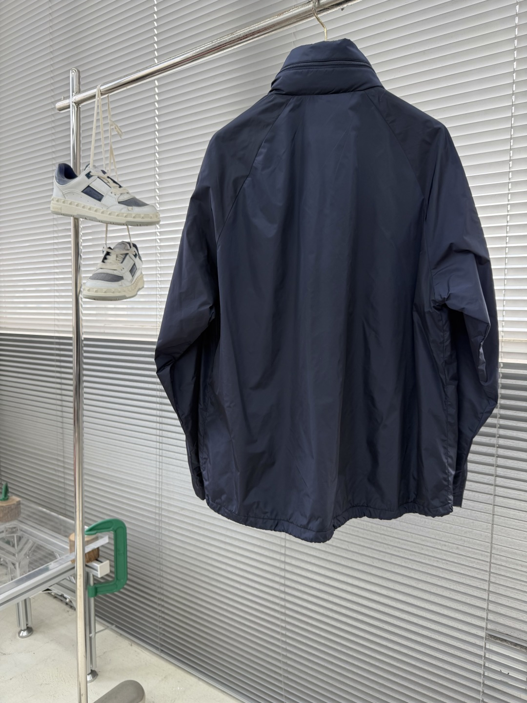 -PRAD 三角微标夹克外套，这款现代设计结合了美学与可持续发展。由从海洋中收集的塑料材料制成的再生纱线