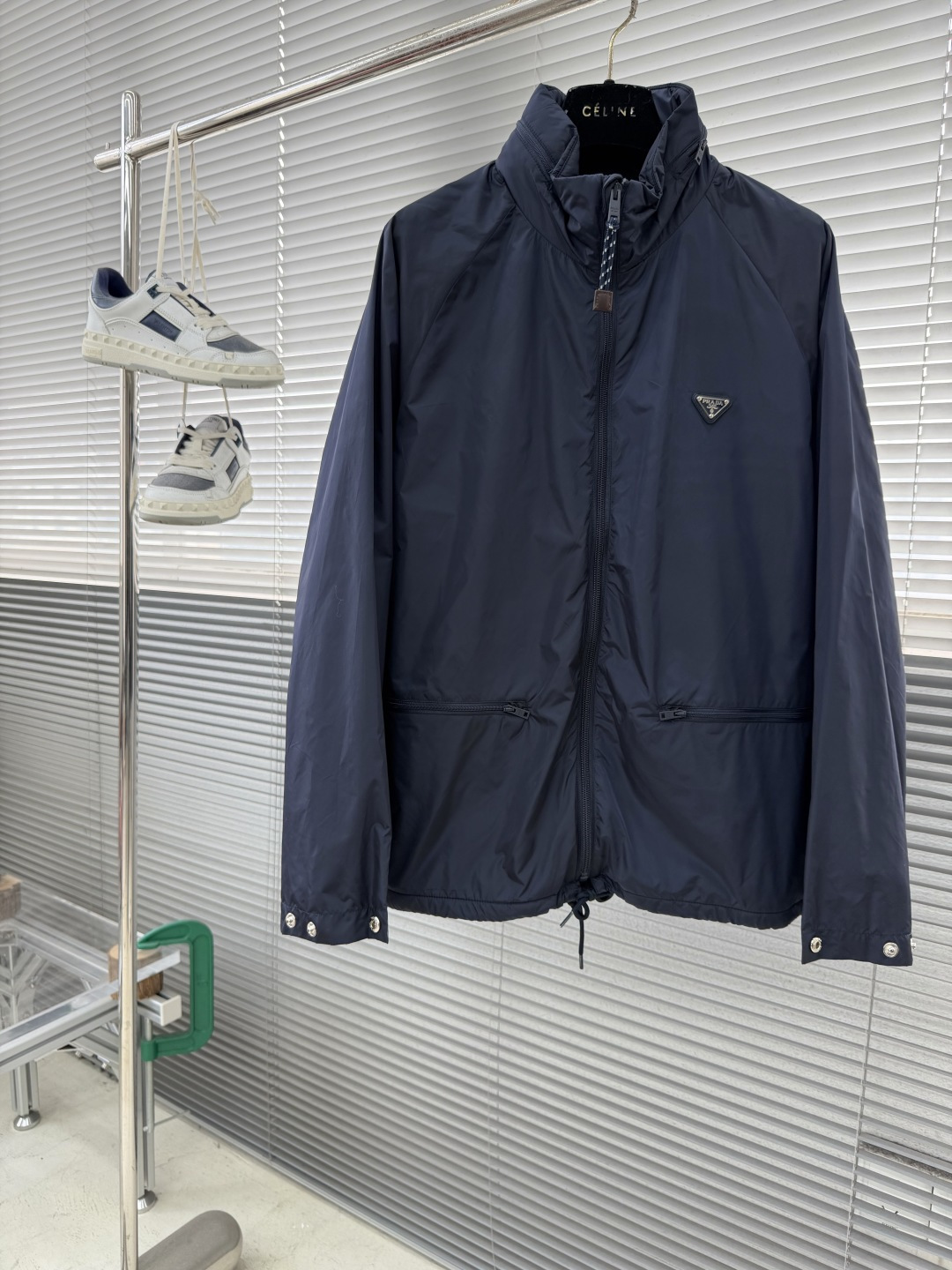 -PRAD 三角微标夹克外套，这款现代设计结合了美学与可持续发展。由从海洋中收集的塑料材料制成的再生纱线