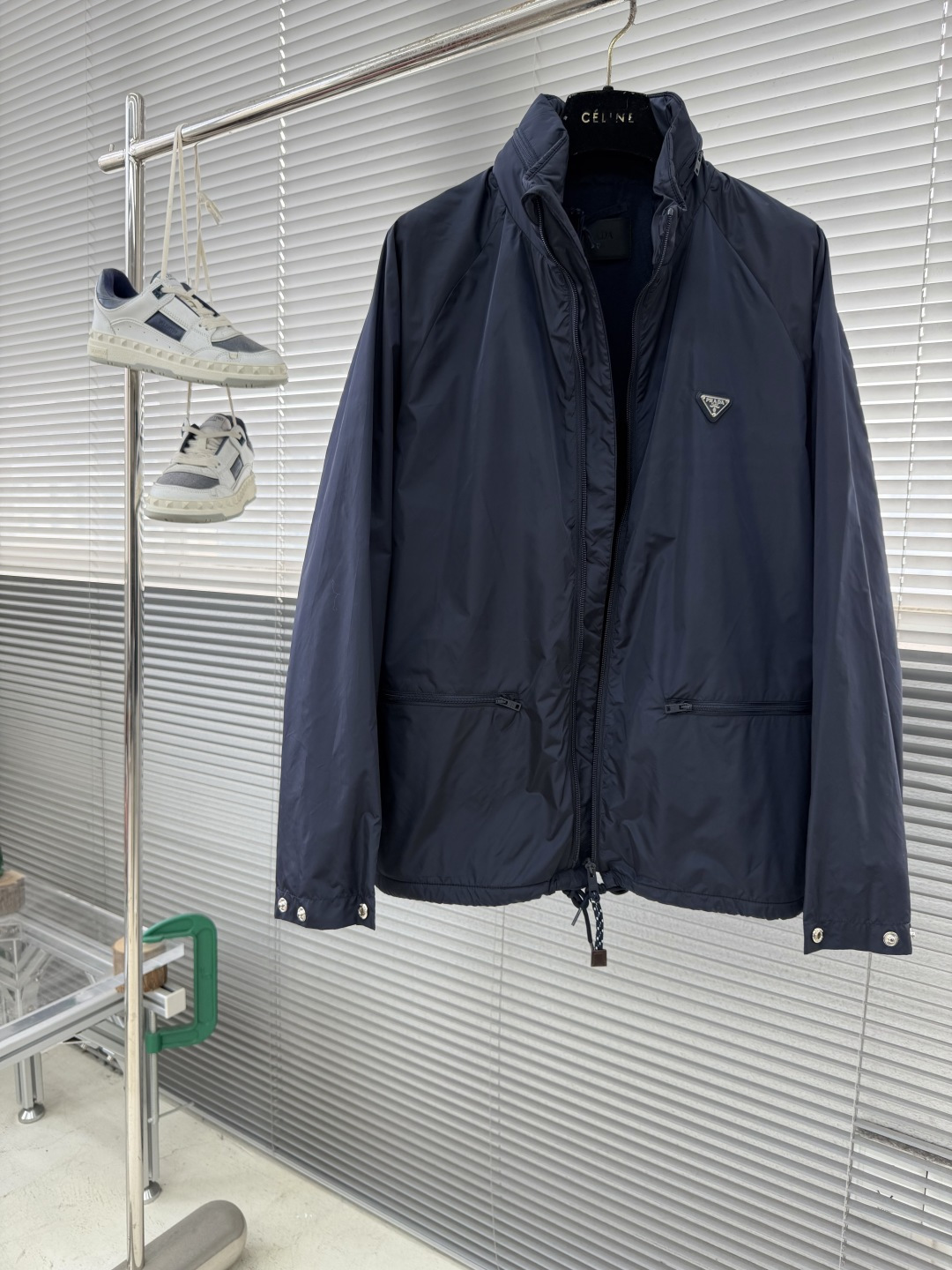 -PRAD 三角微标夹克外套，这款现代设计结合了美学与可持续发展。由从海洋中收集的塑料材料制成的再生纱线