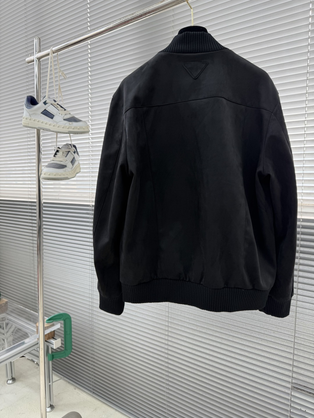 -PRAD 鹿皮绒棒球领夹克，这款夹克采用鹿皮绒面料制作而成，罗纹式领口设计，前胸两大兜袋设计，拉链式开