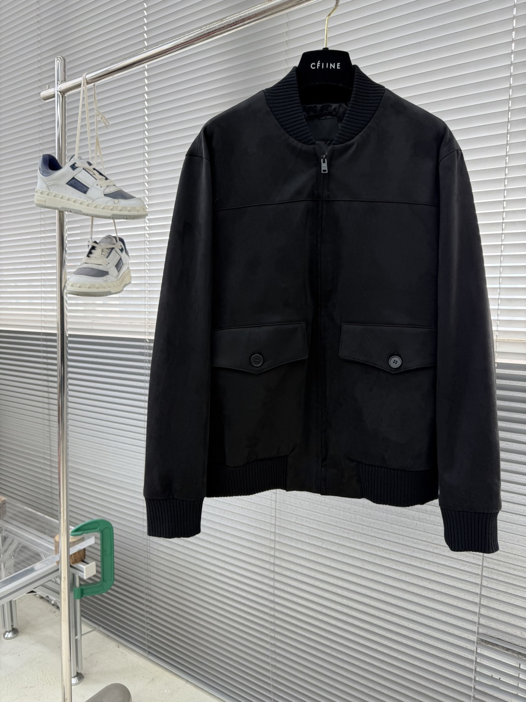 -PRAD 鹿皮绒棒球领夹克，这款夹克采用鹿皮绒面料制作而成，罗纹式领口设计，前胸两大兜袋设计，拉链式开