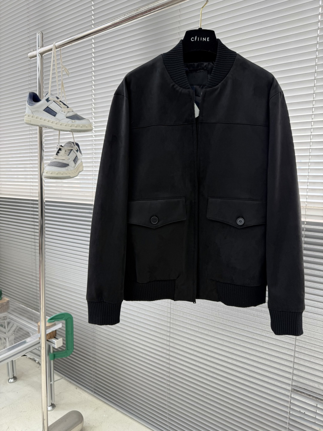 -PRAD 鹿皮绒棒球领夹克，这款夹克采用鹿皮绒面料制作而成，罗纹式领口设计，前胸两大兜袋设计，拉链式开