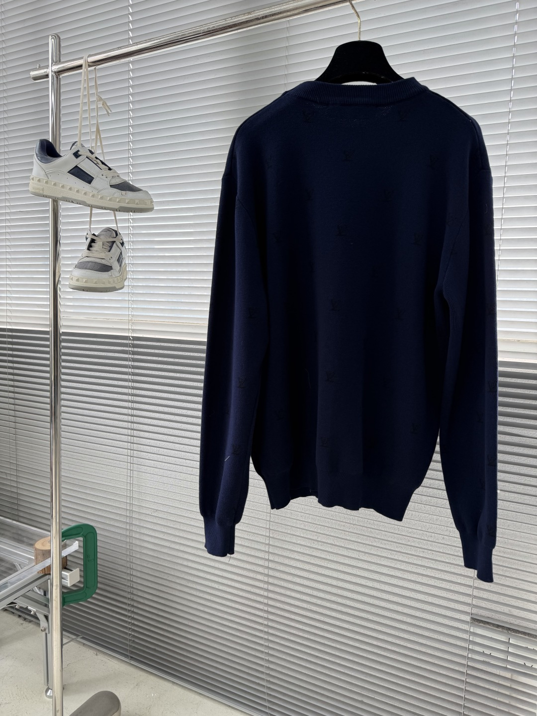 -驴牌 动物刺绣提花标识针织衫采用50%羊毛，30%棉，20%锦纶。刺绣采用3D立体刺绣，前片全幅采用动