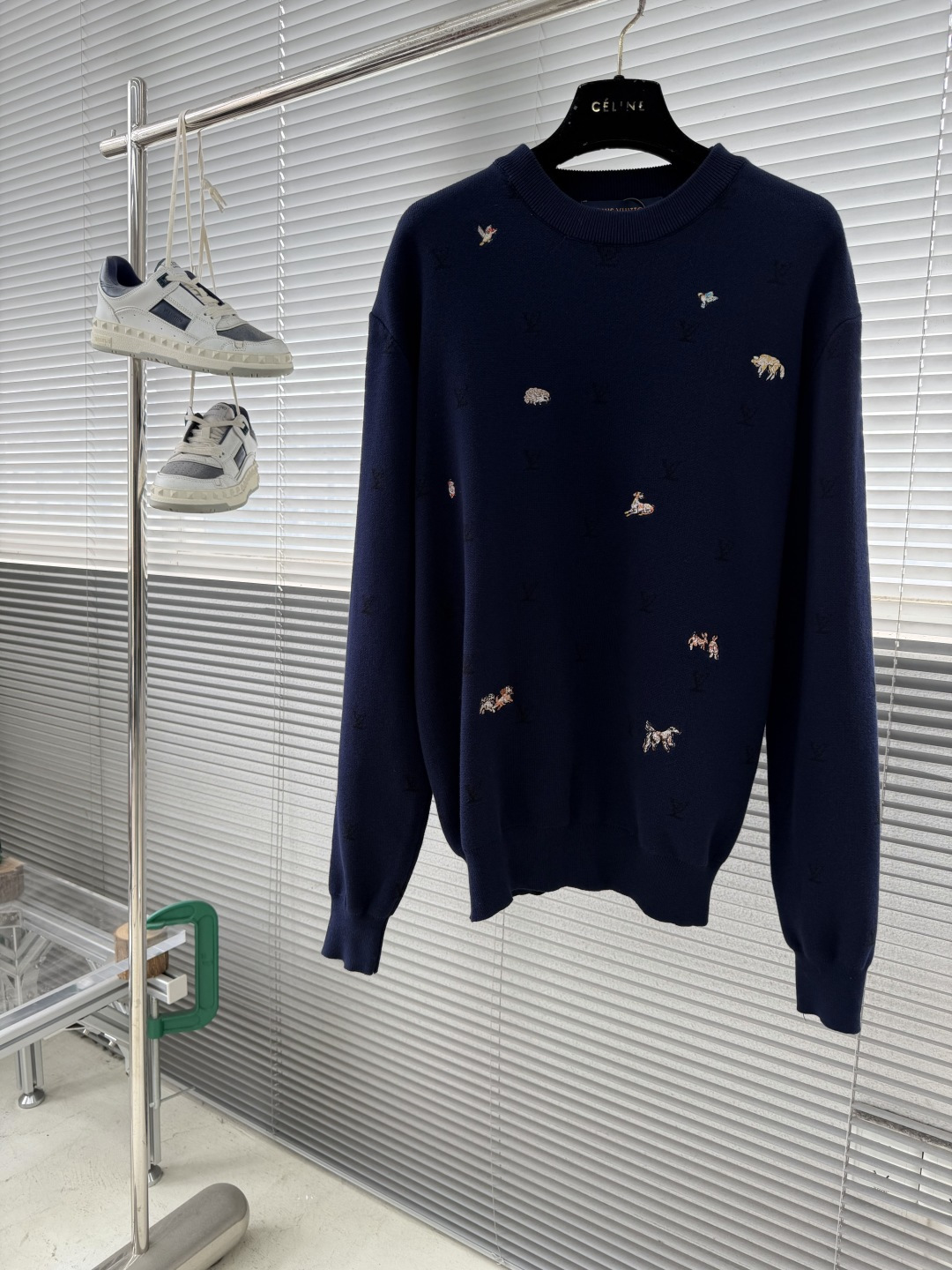 -驴牌 动物刺绣提花标识针织衫采用50%羊毛，30%棉，20%锦纶。刺绣采用3D立体刺绣，前片全幅采用动