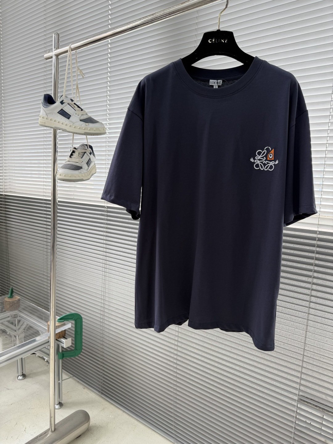 -LOEW 卡通刺绣标识短袖采用50支丝光双股，螺纹搭配1*1索罗纳。刺绣采用3D立体刺绣，胸前以卡通猫