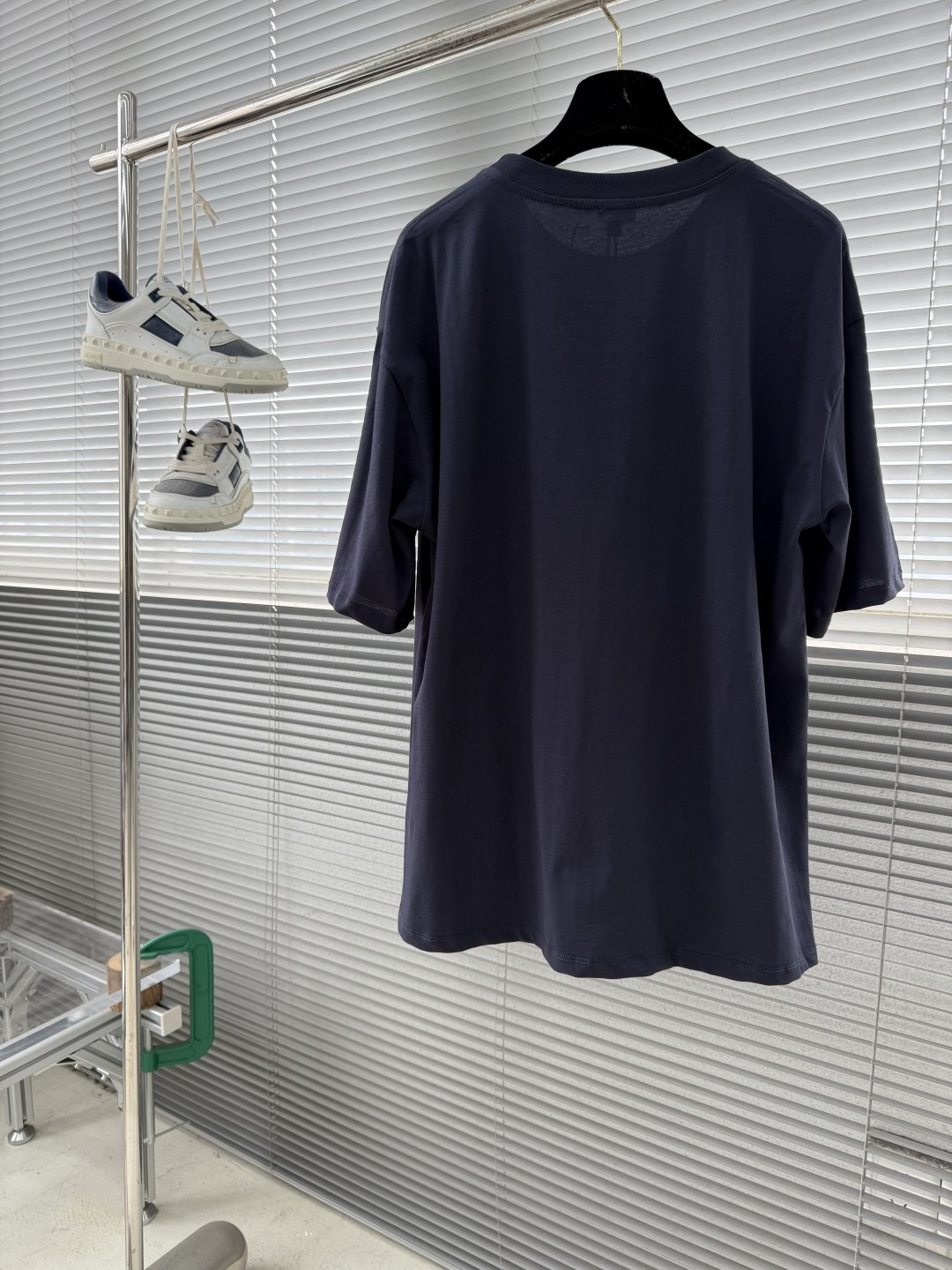 -LOEW 卡通刺绣标识短袖采用50支丝光双股，螺纹搭配1*1索罗纳。刺绣采用3D立体刺绣，胸前以卡通猫