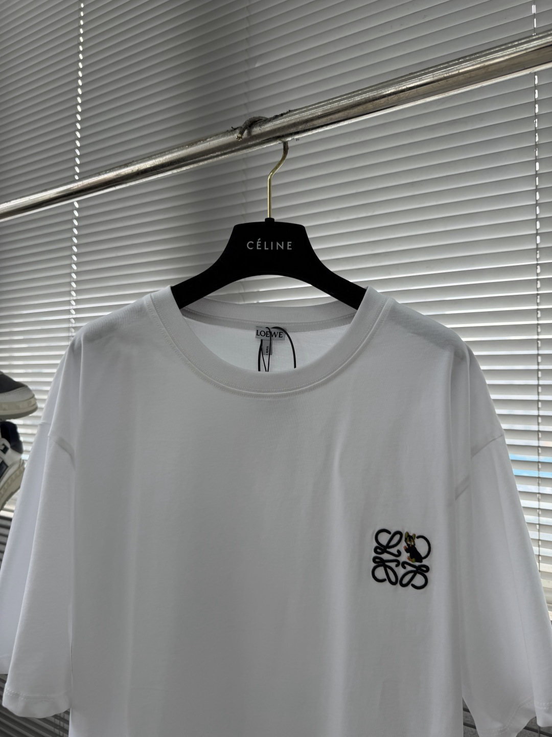 -LOEW 卡通刺绣标识短袖采用50支丝光双股，螺纹搭配1*1索罗纳。刺绣采用3D立体刺绣，胸前以卡通猫