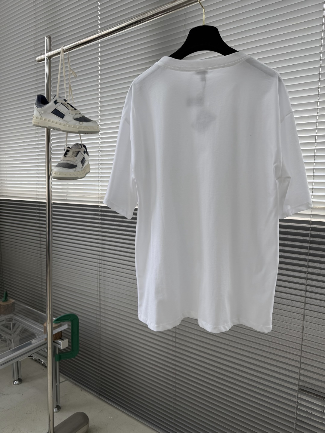 -LOEW 卡通刺绣标识短袖采用50支丝光双股，螺纹搭配1*1索罗纳。刺绣采用3D立体刺绣，胸前以卡通猫