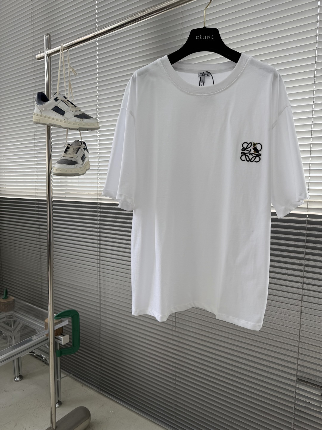 -LOEW 卡通刺绣标识短袖采用50支丝光双股，螺纹搭配1*1索罗纳。刺绣采用3D立体刺绣，胸前以卡通猫