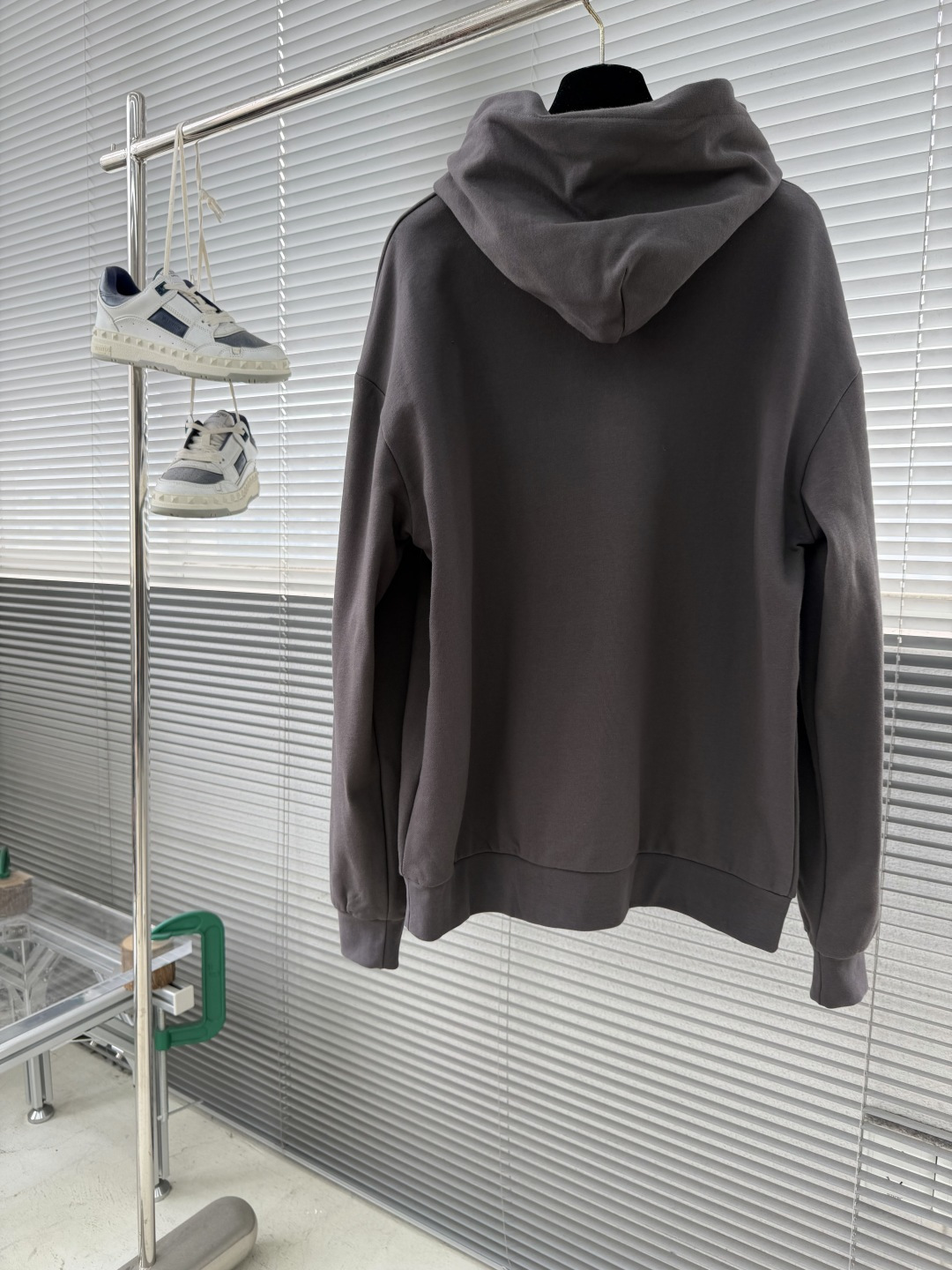 -驴牌 刺绣珠片标识卫衣帽衫采用380克双股毛圈，原版定染灰色。螺纹采用同缸配套定染1*1双纱螺纹。刺绣