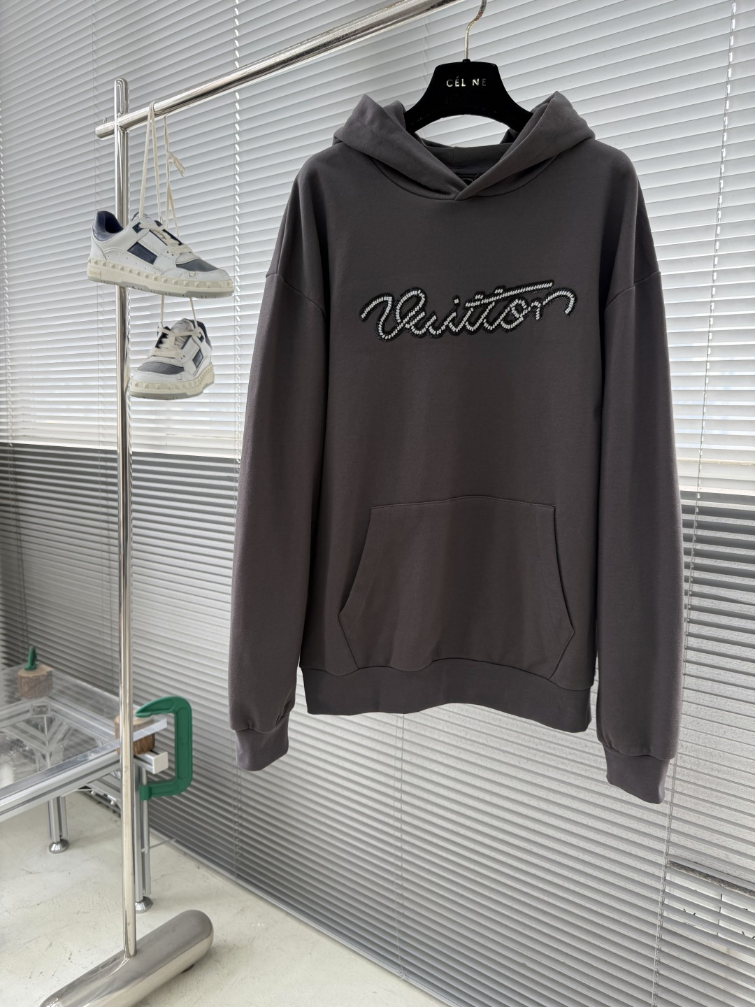 -驴牌 刺绣珠片标识卫衣帽衫采用380克双股毛圈，原版定染灰色。螺纹采用同缸配套定染1*1双纱螺纹。刺绣