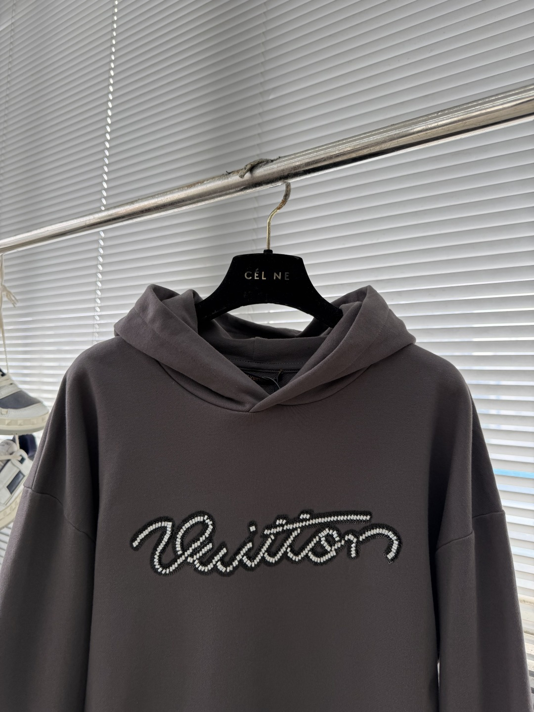 -驴牌 刺绣珠片标识卫衣帽衫采用380克双股毛圈，原版定染灰色。螺纹采用同缸配套定染1*1双纱螺纹。刺绣