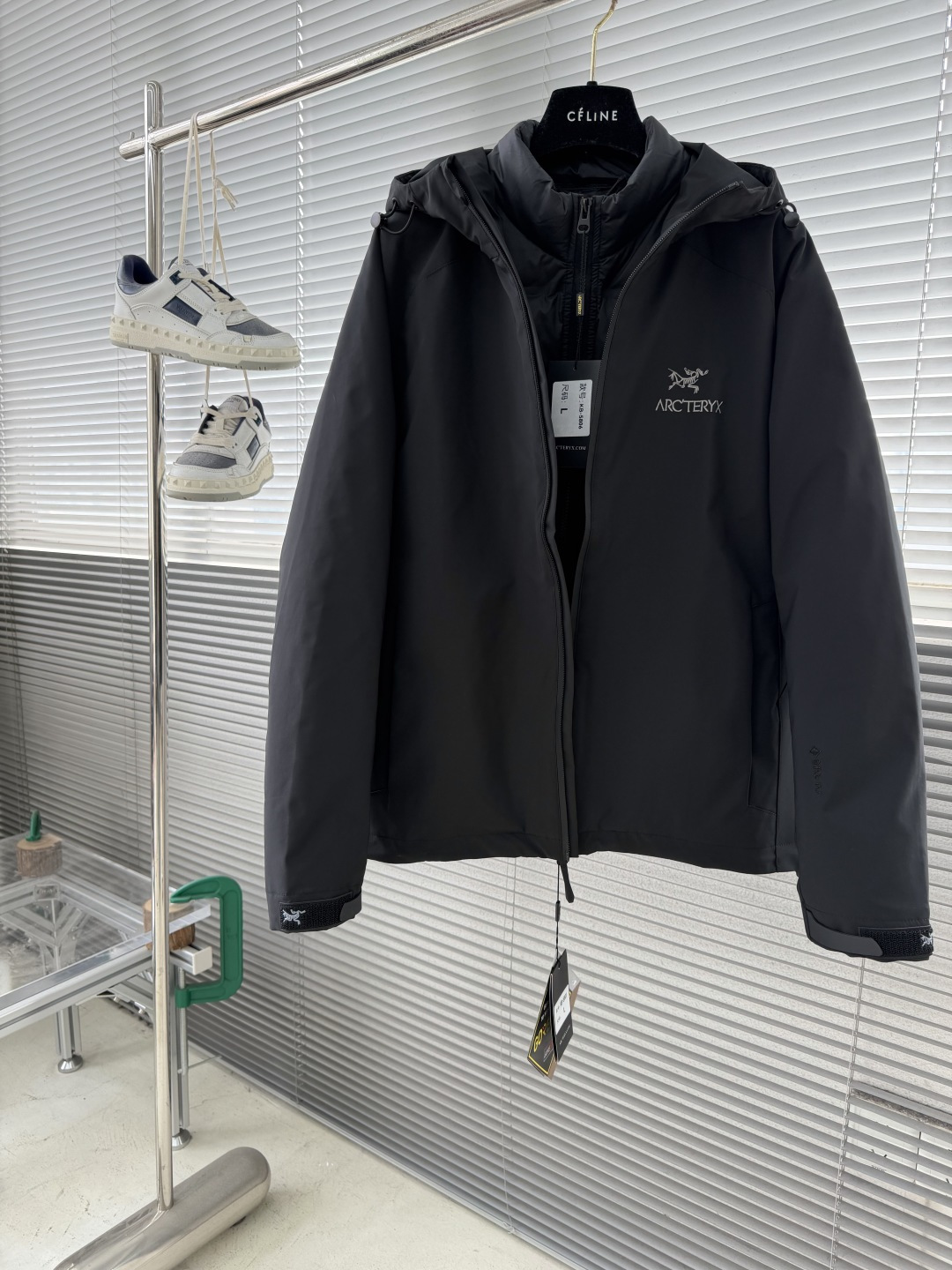 NO:661637,- Niaojia 2025 new products on the shelves Hooded zippered down jacket Customized YB imported windproof stiffness regenerated nylon material Special process treatment Very wide and stylish, not easy to stain Filled with goose down on the inside to increase the cold resistance index Hooded drawstring zipper jacket Double zipper head design Adjustable slit height Light up the cool style Two-color splicing throughout the body Decorated with multi-zipper pocket design Simple yet practical  Long strips of embossed velvet filling on the inside effectively keep you warm. Whether you are doing outdoor skiing or daily travel, you can keep warm and elegant. Control the fashion style. Standard 90 velvet filling. Gray goose velvet filling. Customized surface accessories. Look for the correct version. High version 2 colors. Sizes L-4XL, men's clothing, jil sander, jackets & coats, down jacket, hats,  19860909- 鸟家 2025新品上架 连帽拉链冲锋羽绒外套 定制YB进口防风挺度再生尼龙材质 特殊工艺处理 挺阔有型不易沾污 内里填充鹅绒 御寒指数直线提升 连帽抽绳拉链外套 双拉链头设计 可调节开叉高度 点亮飒爽风姿 通体两色拼接 饰以多拉链口袋设计 简约不失实用性 内里长条压纹充绒相间 有效保暖 无论是户外滑雪运动还是日常出行 都能有温度有风度 驾驭时尚造型 充绒标准90绒 充绒物灰鹅绒 定制面辅料 认准版本 高版本 2色 尺码L-4XL,男装,jil sander,jackets & coats,down jacket,hats, ,Women's clothing