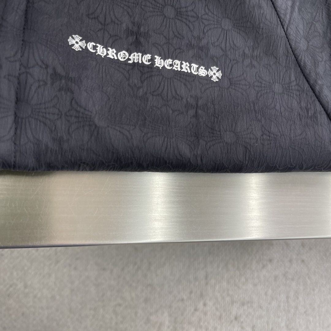 -CH 克罗心 满印暗纹拉链外套 定制幻影花绸梭织面料 质感卓越 舒适贴肤 以曜石黑为主基调 似夜幕下的星轨 邂逅铺 -CH 克罗心 满印暗纹拉链外套 定制幻影花绸梭织面料 质感卓越 舒适贴肤 以曜石黑为主基调 似夜幕下的星轨 邂逅铺