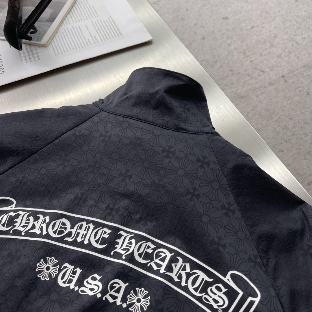 -CH 克罗心 满印暗纹拉链外套 定制幻影花绸梭织面料 质感卓越 舒适贴肤 以曜石黑为主基调 似夜幕下的星轨 邂逅铺 -CH 克罗心 满印暗纹拉链外套 定制幻影花绸梭织面料 质感卓越 舒适贴肤 以曜石黑为主基调 似夜幕下的星轨 邂逅铺