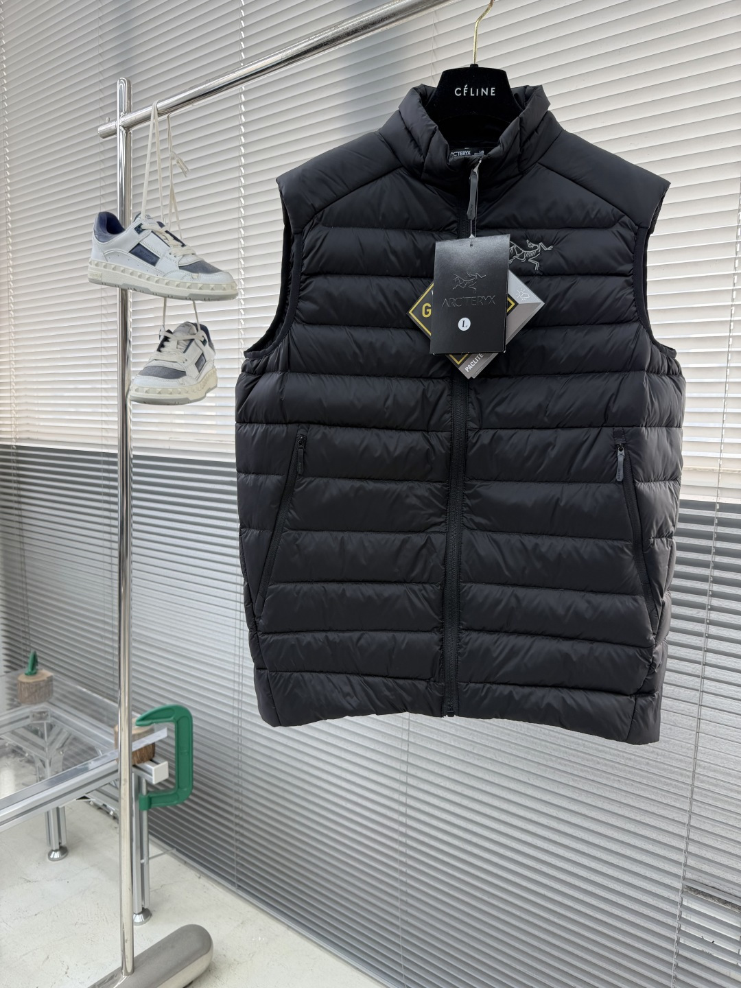 NO:660717,- Niaojia Men's Winter Lightweight Warm Goose Down Vest/Vest Guard Chest Protector Belly Protector Back Warm Down Vest. Thin down vest filled with goose down. Goose down is warm!  Very excellent clothes!  The fabric is windproof and rainproof!  Performance is great!  The design is efficient and practical!  You can feel warm and calm even if you sit in a cold office at work!  Thin and warm, not sloppy, lightweight and compact!  Improves flexibility. Outdoor play is also great for weather coordination!  Warm and cold-proof, windproof and rainproof, warm or cold, adaptable and versatile, ready to cope with harsh environments at any time!  Versatile for use!  Wear-resistant and cold-resistant!  Simple and smooth!  Not heavy!  Very light!  It also looks very attractive when paired with a sweatshirt and jacket!  Like a model!  The Aviator logo on the chest and the embroidered letter logo on the back of the neck echo each other!  90 goose down!  10 goose feathers. Light and thin without losing warmth!  The outer fabric is modified with a subtle texture!  It is relatively wear-resistant and uses DWR treatment to effectively prevent moisture!  This down vest has a reasonable imported machine that distributes the down reasonably so that every area can be evenly insulated!  The hem is also adjustable!  Better all-round windproof effect!  Internal structure nanotechnology is not easy to lint!  Wear with confidence!  Wear it to work!  Wear it when sitting in the office!  Wear it while driving!  Wear it for outdoor play!  Wear it when shopping!  Wear it when going to the mall!  Wear it for a walk in the park!  Unrivaled comfort and convenience!  Strong aura!  The classic Aviator logo on the chest brings aura and fashion sense!  The letter logo on the back neck echoes each other!  Exude charm all the time!  There are also two pockets on the abdomen!  Zipper design!  Very practical too!  It’s not easy to lose items and it’s designed with an oblique insertion position. The hand pockets are also very casual. The hem is also adjustable and has an adjustable buckle design!  Can be used flexibly to effectively improve cold and wind protection!  Don't miss it if you like it. Size S M L XL XXL Vest size S100-120 M120-140 L140-16019860909- 鸟家 男士冬季轻量保暖鹅绒马甲/马夹护胸护肚护背温暖羽绒背心.薄款羽绒背心鹅绒填充. 鹅绒暖和！非常优秀的衣服！面料 防风 防雨 ！性能非常棒！设计的高效实用！上班坐阴冷的办公室也可以温暖从容！薄而暖 不邋遢 轻便精巧！提灵活度.户外游玩 也很棒的协调天气！保暖御寒防风防雨 天暖天冷 通融百搭随时能应对严苛的环境！用途多样！耐磨耐寒！ 简洁流畅！不重！很轻巧！搭配卫衣外套 也很有魅力感！如模特！胸前鸟祖标识 后脖字母刺绣标识 遥相呼应！ 90的鹅绒！10鹅毛.轻薄不失温度！外层面料为经改良具有细微的纹理！比较耐磨.并且采用DWR处理,可有效防湿！此款羽绒背心合理进口机器合理分配羽绒.使得每个区域都能均匀保温！下摆还可以调节！更好的全方位提高防风效果！内部结构纳米技术 不易跑绒！安心穿！ 平时上班穿！坐办公室穿！开车穿！户外游玩穿！逛街穿！逛商场穿！漫步公园穿！无敌舒适利落！强大气场！ 胸前经典鸟祖标识 自带气场与时尚感！后脖领字母标识 遥相呼应！无时无刻不发散魅力！ 腹部还有两个口袋！拉链设计！也非常实用！不易丢失物品而且斜插方位设计 插手兜也很随性 下摆也是可调式下摆 有调节卡扣设计！可以灵活应用 高效提高御寒防风！ 喜欢的别错过. 码数S M L XL XXL 马甲尺码 S100-120 M120-140 L140-160 XL160-180 XXL180-200,男装,jil sander,hoodie,sweatshirts,jackets & coats,down jacket, ,Women's clothing