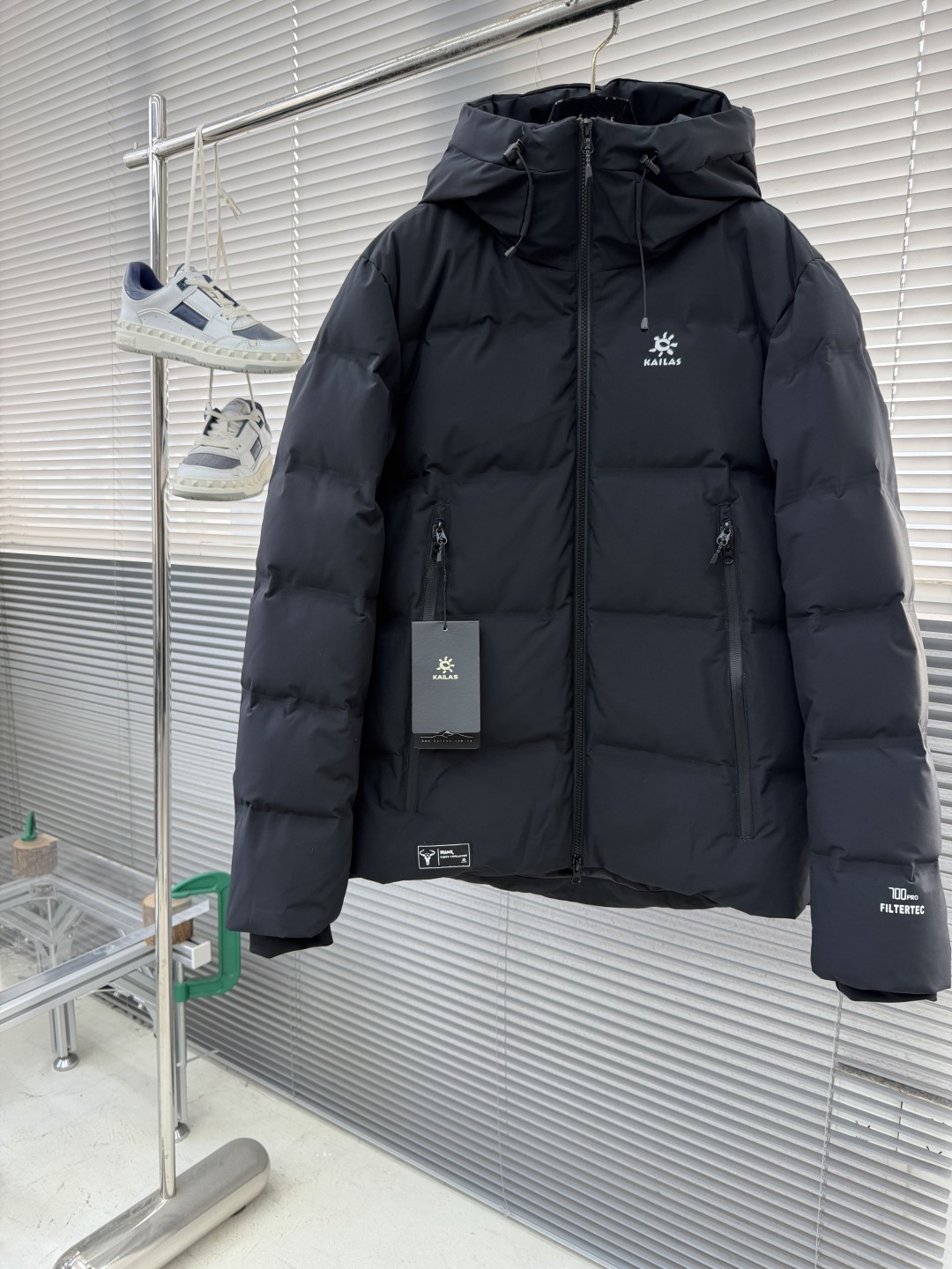 NO:660681,-KAILAS Three-color Dagu sports outdoor hiking and skiing windproof and warm hooded 700-fill goose down down jacket top A winter love letter, the warm sunshine worn on the body. This winter, love is the mountains, rivers and seas we go to together. It is also every warmth of cuddling together. Kailer Stone Sun Series · Couple's goose down jacket uses high-quality gray goose as the core, locking the warmth of the sun in every inch of fiber. It is as light as a cloud, but has the ability to withstand the cold wind.  Lock in your CP color, this winter, you need both style and warmth!  900FP+ Gray Goose Down Couple's Down Jacket. Extremely warm. It uses 800/900 fill power high-quality gray goose down. The down content is as high as 90. It has excellent temperature locking performance and is not afraid of severe cold. It is lightweight and non-feeling. It uses ultra-light fabrics and lining technology to greatly reduce the weight of clothing, allowing freedom of movement without any sense of restraint. The windproof and waterproof surface has been treated with water-repellent treatment, effectively blocking cold wind and light snow, keeping the inside dry and warm. Size: S-XXL  S Shoulder width 45 Bust sleeve length 65 Clothing length 68 M Shoulder width 46 Bust 114 Sleeve length 66 Clothing length 70 L Shoulder width 47 Bust 118 Sleeve length 67 Clothing length 72 XL Shoulder width 48 Bust 122 Sleeve length 68 Clothing length 74 219860909-KAILAS 三色达古运动户外徒步滑雪旅行防风保暖连帽 700蓬鹅绒羽绒服上衣 冬日情书,穿在身上的温暖阳光 这个冬天,爱是共同奔赴的山川湖海. 也是相依偎的每一度温暖. 凯乐石太阳系列 · 情侣鹅绒服 以高品质灰鹅绒为芯,将阳光的暖意锁在每一寸纤维里. 轻盈如云,却拥有抵御寒风的实力. 锁定你们的CP色,这个冬天,要风度也要温度！ 900FP+灰鹅绒情侣款羽绒服 极致保暖采用800/900蓬松度优质灰鹅绒,含绒量高达90,锁温性能卓越,无惧严寒. 轻盈无感运用超轻面料与立衬工艺,极大减轻衣物重量,穿着活动自如,毫无束缚感. 防风防水表面经过防泼水处理,有效阻挡寒风与小雪,保持内里干爽温暖. 尺码 : S-XXL S肩宽45胸围袖长65衣长68 M肩宽46胸围114袖长66衣长70 L肩宽47胸围118袖长67衣长72 XL肩宽48胸围122袖长68衣长74 2XL肩宽49胸围126袖长69衣长76,男装,down jacket,hats, ,Women's clothing