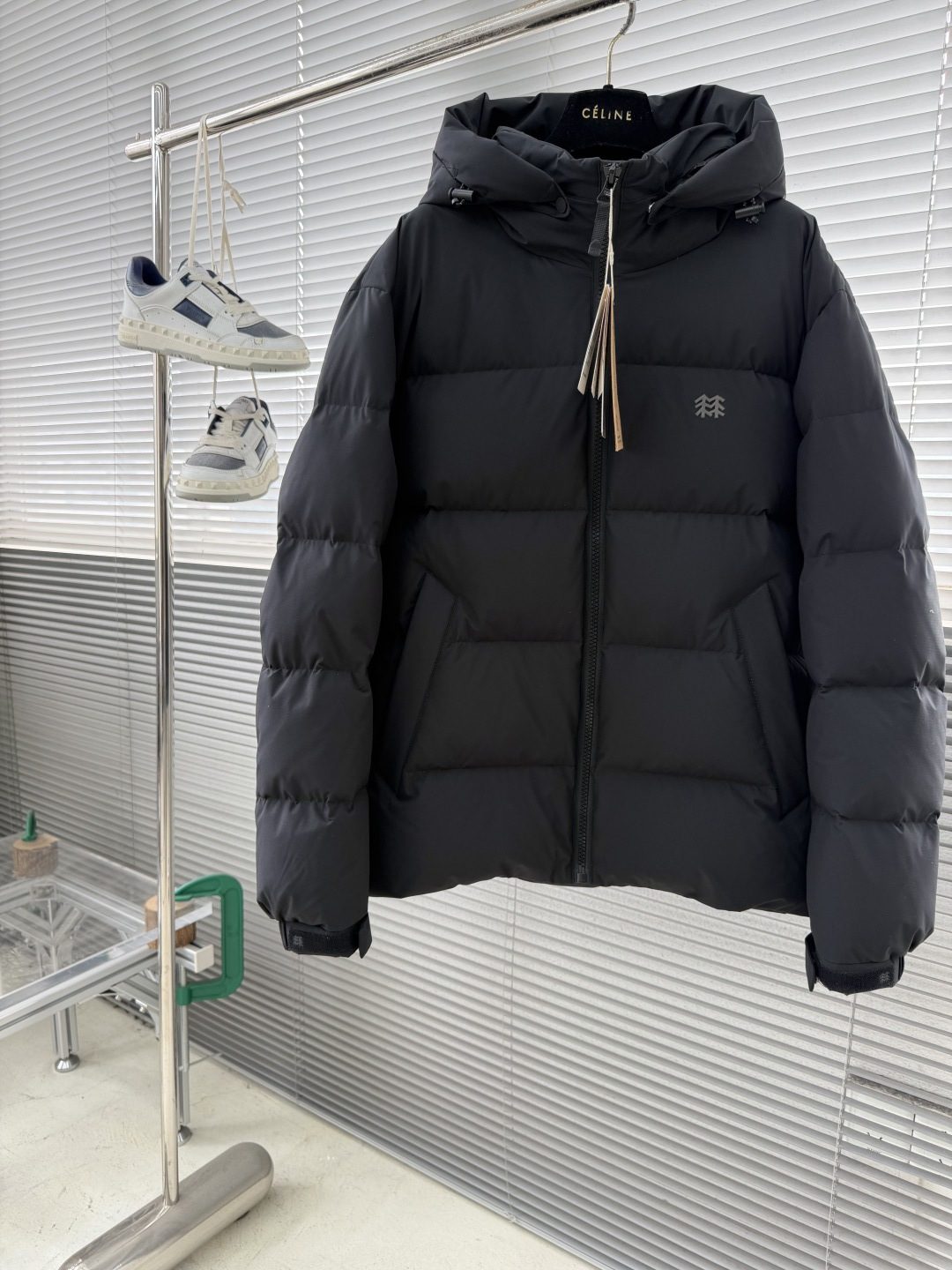 NO:660720,-KOLON SPORT men's 90% goose down jacket. The 3D three-dimensional tailoring gives the body more room for movement and bids farewell to the restrictive feeling of traditional down jackets. Whether it is outdoor sports or daily commuting, you can move quickly and stretch freely. Medium-weight heat-pressed windproof down, filled with 90% (down content), and selected high-fill 800+ high-quality goose down, which contains more still air and forms an efficient insulation layer to lock in body temperature and face the cold wind.  Windproof and cold-proof, no worries about slight humidity. High-density windproof fabric can effectively block the intrusion of cold wind; it is also water-repellent, and the occasional splash of rain and snow will fall off with a shake, keeping the inside dry. Thoughtful details, comprehensive protection. From the waterproof laminated zipper to the internal windproof skirt and high-neck neck gaiter design, everything is humanized to prevent cold wind from entering through any gaps and protect every inch of warmth. Free movement and comfortable wearing for a long time.  800-fill top-grade goose down is paired with windproof and water-repellent fabrics, giving it a certain degree of outdoor protection. Top-grade laminating technology. No lint will appear after being worn for a long time. It is beautiful and reduces the phenomenon of lint and lint leakage caused by stitching. Size S-XXL Length 7273747678 Bust 126 130 134 138 142 Shoulder Width 53.5 55 56 57  58.5,men's clothing,skirts,jackets & coats,down jacket, 19860909-KOLON SPORT 男款90鹅绒羽绒外套 3D立体剪裁赋予身体更大的活动空间,告别传统羽绒服的束缚感.无论是户外运动还是日常通勤,都能行动利落,舒展自如. 中量热压防风羽绒,填充90(绒子含量), 精选高蓬松度800+优质鹅绒,蕴含更多静止空气,形成高效保温层,锁住体温,直面凛冽寒风. 防风御寒,微湿无忧 高密度防风面料,有效阻挡冷风侵入；兼具防泼水功能,偶然的雨雪泼溅,一抖即落,保持内部干爽. 细节周到,全面防护 从防水压胶拉链到内部防风裙和高领护脖设计,无一不为人性化考量,杜绝冷风从任何缝隙钻入,守护每一寸温暖. 活动自如,久穿舒适 800蓬松度顶级鹅绒同时搭配防风防泼水面料,使其具备一定的户外防护性能 顶级压胶工艺.穿多久都不出绒.美观的同时,减少因缝线产生的钻绒及漏绒现象 尺码S-XXL 衣长7273747678 胸围 126 130 134 138 142 肩 宽53.5 55 56 57 58.5,男装,skirts,jackets & coats,down jacket, ,Women's clothing