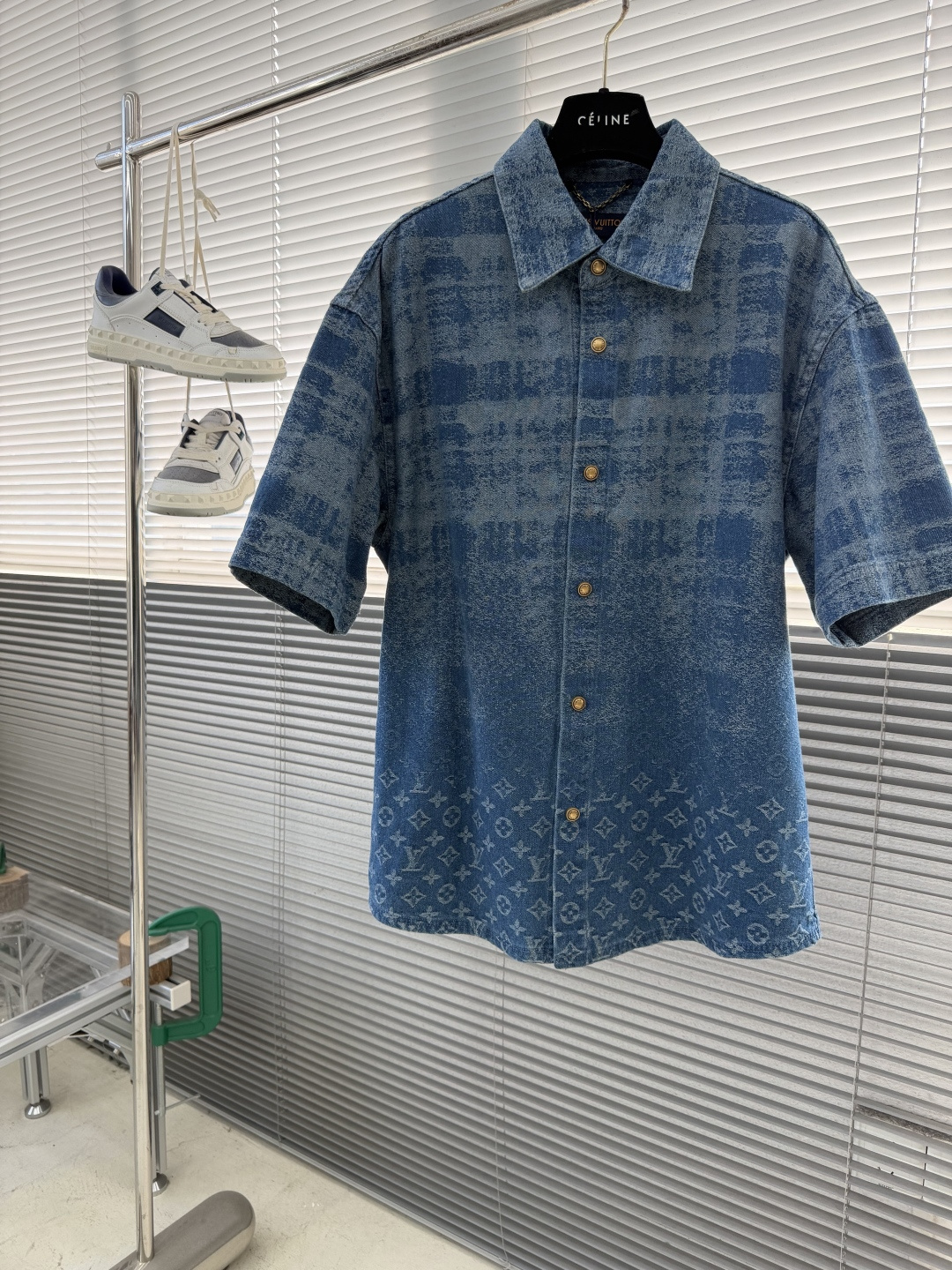 NO:660698,-Donkey brand 25fw new denim short-sleeved shirt This denim short-sleeved shirt is full of fresh and elegant style. The shirt adopts the Monogram Faded Plaid pattern, which cleverly combines the classic Scottish plaid with Monogram, and presents a unique bleached effect through exquisite jacquard craftsmanship. The Marque L.Vuitton Déposée leather patch on the back low-key highlights the brand identity. Pair it with shorts of the same style to create an avant-garde and fashionable suit look. Size S.M.L.XL  Length 74757677 Bust 112 116 120 124 Shoulder width 55565758,Louis Vuitton-clothing,louis vuitton,louis vuitton,shorts,shirts,T-shirt, 19860909-驴牌25fw新款牛仔短袖衬衫这件牛仔短袖衬衫洋溢清新雅致格调.衬衫采用 Monogram Faded Plaid 图案,将经典的苏格兰格纹与 Monogram 巧妙融合,通过精湛的提花工艺呈现出别致漂白效果.背面的 Marque L.Vuitton Déposée 皮革贴饰,低调彰显品牌身份.搭配同款短裤,即可打造前卫时尚的套装造型. 码数S.M.L.XL 衣长74757677 胸围 112 116 120 124 肩宽55565758,路易威登-服装,louis vuitton,louis vuitton,shorts,shirts,T-shirt, ,Women's clothing