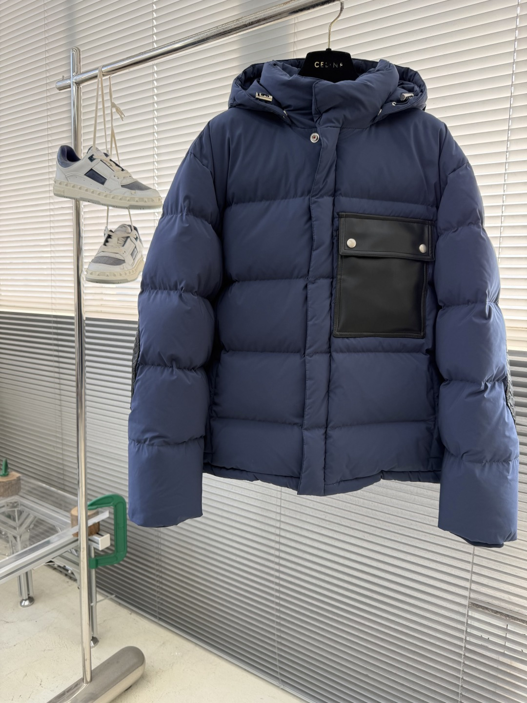 NO:661664,-BV 25fw woven genuine leather down jacket. High-density cotton fabric is not only durable, but also effectively resists wind, cold, rain and snow. Using light and soft lining material, polyester fiber lining, can improve comfort. The lining needs to have good breathability to improve the wearing experience. High-quality new national standard 90 white duck down down filling provides good thermal insulation performance. Ensure the loft and filling amount of the down to achieve the expected warmth effect.  The woven leather decoration is made of soft and durable lambskin. The woven leather decoration on the elbows uses patch splicing technology to sew the leather firmly on the fabric. The large black pocket on the chest is double-stitched to enhance the durability and decorative effect of the pocket. The zipper of YKK is selected to ensure smoothness and durability. The length and size position of the zipper are restored to the standard of sample clothes. The casual version is looser than the conventional version, which is comfortable to wear and does not restrict the body, making it suitable for various casual occasions.  Size: 46 48 50 52 Size, length, chest, shoulder width 46 70124 50 48 71128 51 50 72132 52 52 73136 53, Bottega Veneta-clothing,bottega veneta,bottega veneta,down jacket,sheepskin, 19860909-BV 25fw编织真皮羽绒服 高密度全棉面料不仅耐用,还能有效抵御风寒和雨雪. 使用轻便且柔软的内衬材料,聚酯纤维内衬,可以提高舒适度. 内衬需要具备良好的透气性,以提高穿着体验. 高质量新国标90白鸭绒的羽绒填充物,提供良好的保暖性能. 确保羽绒的蓬松度和填充量,以达到预期的保暖效果. 编织皮革装饰选用柔软且耐用的小羊皮. 肘部的编织皮革装饰,采用贴片拼接工艺,将皮革牢固地缝制在面料上. 胸前的黑色大口袋使用双线缝制,以增强口袋的耐用性和装饰效果. 选择YKK的拉链,确保顺滑耐用.拉链的长度尺寸位置都还原样衣标准. 采用较常规版型剪裁更为宽松的休闲版型,穿着舒适自在,不束缚身体,适合各种休闲场合穿着. 码数: 46 48 50 52 尺码衣长胸围肩宽 46 70124 50  48 71128 51 50 72132 52  52 73136 53,葆蝶家-服装,bottega veneta,bottega veneta,down jacket,sheepskin, ,Women's clothing