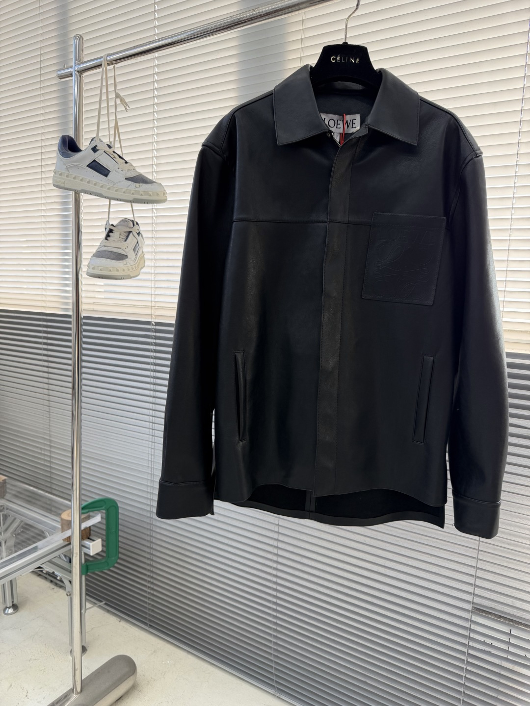 NO:660668,-LOEW Anagram pocket zipper leather jacket. Customized ebony pebbled vegetable tanned sheepskin. The texture is soft and tough. The texture is natural. Presented in matte black. The graininess reflects the subtle light and dark layers under the light and shadow, giving the static black dynamic vitality. The iconic Loew Anagram logo is embellished on the chest patch pocket. It is low-key and powerful. Every inch exudes a low-key and charming luxury luster. It is hidden in the public and visible in the wisdom. It is versatile.  Interpreting the true connotation of high-end fashion, air pump machine embossing uses precise air pressure control and temperature synergy to emboss the logo pattern on the leather surface in a three-dimensional relief without damage. Finally, the leather fiber is quickly cured through a sudden drop in temperature. Manual gluing is used to fix the strands. Physical reinforcement technology to fix the seams of the cut piece through precise point gluing. Manual gluing operation. Wave-shaped glue lines are formed along the warp and weft of the cut piece. Artificial oil edges require four layers of oil edge agent to be applied. Each layer is polished after cooling to a specific temperature.  Ensure that the edges are as hard as ceramics and have an even luster. Cumbersome workmanship. Slow aging. Size 46 48 50 52. Length 76788082. Bust 112 116 120 125. Shoulder width 48.5 50 51.5 53. Loewe-clothing, loewe, loewe, jackets & coats, sheepskin,  19860909-LOEW Anagram口袋拉链皮革外套 定制黑檀荔纹植鞣羊皮 质感柔软且坚韧 纹理自然 以雾面哑光黑呈现 颗粒感在光影下折射出细微的明暗层次感 让静态的黑拥有了动态的生命力 标志性Loew Anagram 徽标点缀于胸前贴袋 低调且有力 每一寸都散发着低调且迷人的奢华光泽 隐于众 显于智 以百搭之姿 诠释着高端时尚的真正内涵 气泵机浮雕压印 通过精准气压控制与温度协同作用 将Logo图案以立体浮雕形式无损伤压印于皮革表面 最后通过温度骤降使皮革纤维快速固化 手工刷胶固定股位 通过精准点位施胶固定裁片接缝的物理加固技术 手工施胶作业 沿裁片经纬纱走向形成波浪状胶线 人工油边 需涂抹四层油边剂 每层冷却至特定温度后打磨 确保边缘如陶瓷般坚硬且光泽均匀 做工繁琐 时效慢 尺码 46 48 50 52 衣长76788082 胸围 112 116 120 125 肩宽48.5 50 51.5 53,罗意威-服装,loewe,loewe,jackets & coats,sheepskin, ,Women's clothing