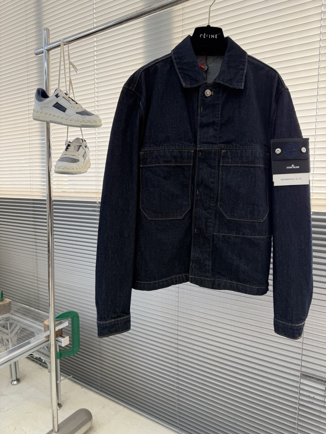 NO:661628,-Stone Island Badge Denim Jacket Customized high-density twill denim, full of texture, comfortable and close to the skin, painted with classic retro black, full of natural purity and simplicity. The front chest pocket is cut into the front panel with a golden ratio. A pragmatic reconstruction of the ritual sense. The iconic Stonesland badge is embellished on the sleeve, like a unique medal, highlighting the brand's imprint. Simple lines outline a neat silhouette, outlining a casual and free style. The workwear gene is infused with luxury DNA.  The charm of simplicity and the charm of versatility. Imported machine embroidery technology is used. Advanced computer control systems and precise mechanical components are used to realize Stonesland badge embroidery operations with high precision and smooth and delicate lines. The entire garment is washed with medium filtration. A special solution is used to remove stains and slight fading. Then it is washed with snowflakes. The fading is faded by strong washing to make the color more uniform. The entire garment is sewn using a buried clamp machine. The embedded clamp machine can control the distance between the two needles by changing the needle position to achieve seamless splicing, smooth and tidy.  Size S M L19860909-Stone Island 徽章牛仔夹克 定制臻品高密斜纹丹宁 质感十足 舒适贴肤 以经典复古黑色为笔触 饱含自然的纯粹质朴 前幅胸袋以黄金比例切入前幅 实用主义的仪式感重构 标志性Stonelsland 徽章点缀于手袖处 宛如一枚独特的勋章 彰显品牌的印记 简洁线条勾勒利落版型 勾勒出随性洒脱的型格 工装基因注入奢侈DNA 简约之韵 百搭之魅 采用进口机刺绣工艺 使用先进的计算机控制系统和精密的机械部件 实现Stonelsland 徽章刺绣作业 精度高 线条流畅而细腻 整件衣服采用中孝洗 通过特制溶液 去除污渍且轻微的褪色 再雪花洗 通过强烈的洗涤方式来褪色 使其颜色更为均匀 整件衣服采用埋夹机拼缝 埋夹机通过更换针位 可以控制双针间距 做到无缝拼接 平整整洁 尺码 S M L XL 衣长6566.5 68 69.5 肩宽 47.5 49.5 51.5 53.5 胸围110114118122,男装,jackets & coats,gold, ,Women's clothing