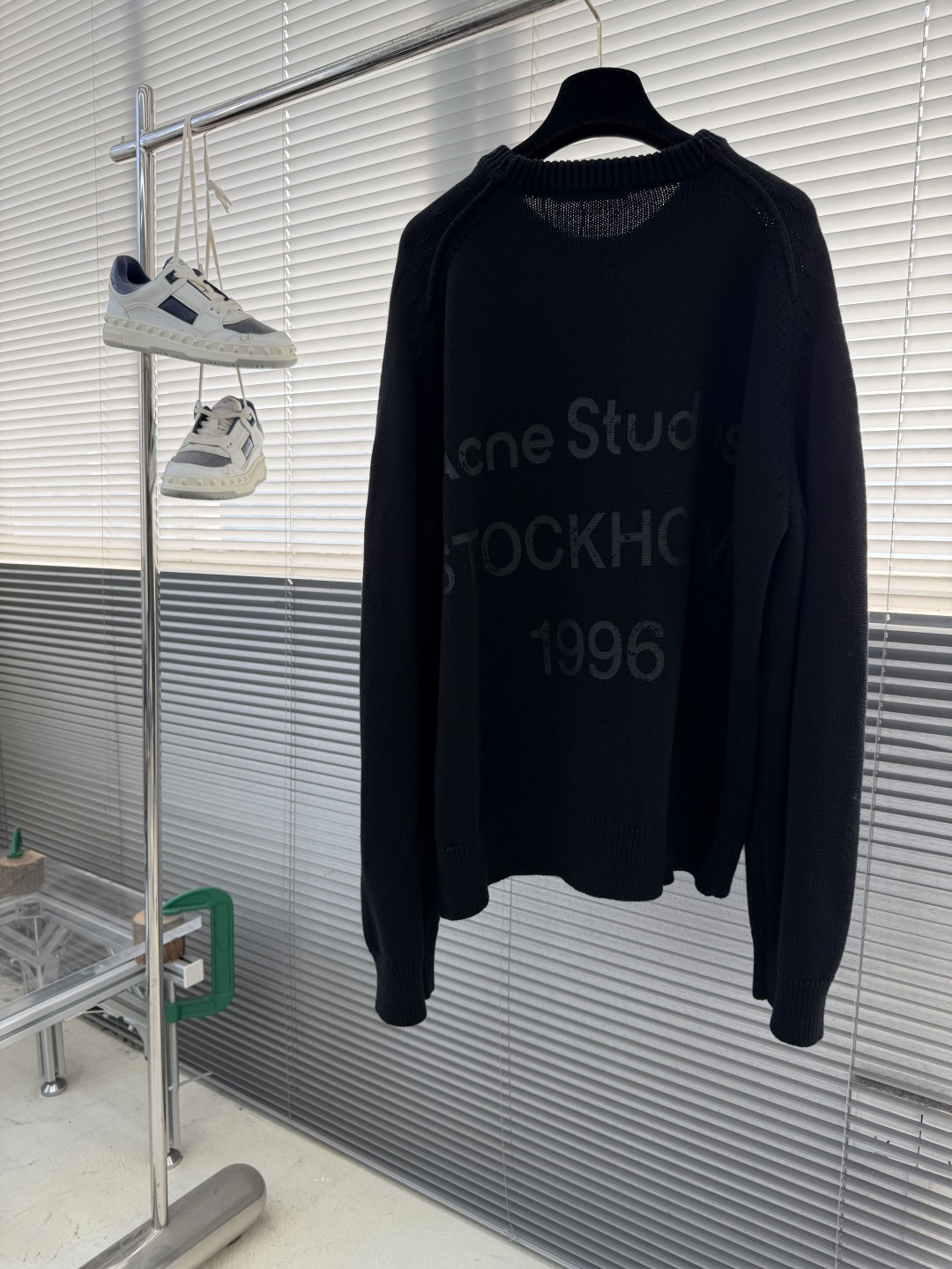 NO:661620,-Acne Studios printed logo sweater, custom-woven plateau yak gold wool, soft and delicate, comfortable and close to the skin, classic black tone exudes an innate sense of luxury, warm and devouring, high-end minimalist blank design on the front panel, embellished with Acne Studios 1996 logo pattern printed on the back panel, sweeping the starting point of fashion, the interlacing of deep black and carbon black fibers, making simplicity more than simple, versatile magic, comes with advanced filters, showing a unique fashion attitude in minimalism, using glue printing  The printing is modified through three film screens. The pattern is printed on the fabric using glue liquid paint. The fabric is baked to fix the printed pattern. The garment washing water is softened and deodorized. The clothes are deeply cleaned and deodorized through professional washing equipment and specific detergents. Improve the feel and appearance of the clothes. Size XS S M L Bust 124 128 132 136 Garment length 62646668  Sleeve length 79808182,men's clothing,acne studios,dior,sweaters, 19860909-Acne Studios印花徽标毛衣 定织高原牦金羊毛 柔软细腻 舒适贴肤 经典黑色调散发与生俱来的高级感 有温度的吞噬 前幅高级极简留白设计 后幅印有 Acne Studios 1996徽标图案作点缀 席卷时尚的起点 深黑与炭黑的纤维交错 让简单变得不简单 百搭的魔力 自带高级滤镜 在极简中彰显出独特的时尚态度 采用胶浆印花 印花经过三次菲林网板修改 使用胶浆液体涂料在织物上打印图案 烘烤织物以固定印刷图案 成衣洗水加软去味工艺 通过专业的洗涤设备和特定的洗涤剂 对衣物进行深度清洁和去味处理 改善衣物的手感和外观 尺码 XS S M L 胸围 124 128 132 136 衣长62646668 袖长79808182,男装,acne studios,dior,sweaters, ,Women's clothing