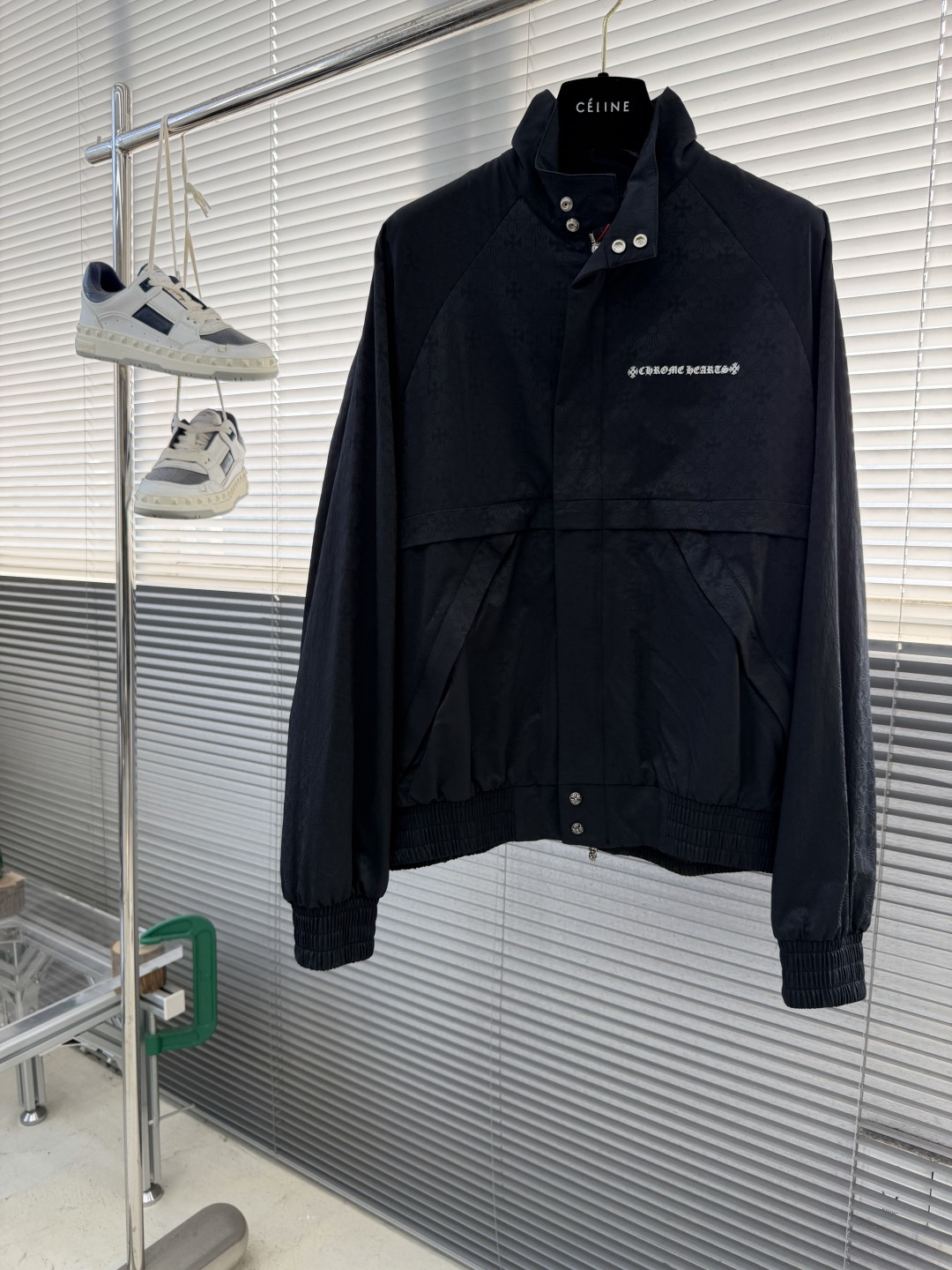 NO:660663,-CH Croix heart printed dark pattern zipper jacket Customized phantom floral silk woven fabric Excellent texture Comfortable and close to the skin Mainly based on obsidian black Like star trails at night Encounter the CH pattern covering the body Derived from the brand's profound cultural heritage, it quietly emerges in a looming manner Dark pattern aesthetics Rebellious compatibility Low-key edge Full of recognition Interpretation of unparalleled fashion style Casual sophistication  Make every touch a ritual experience Fabric jacquard technology By weaving the full width of the fabric surface CH dark jacquard texture technology Controls the interweaving method of warp and weft lines Precisely controls the interweaving density and tension of yarns to make it more three-dimensional Use glue printing The printing has been modified three times with film screens Use glue liquid paint to print patterns on the fabric Bake the fabric to fix the printing pattern Infrared positioning cutting bed uses infrared emitters and infrared receivers to achieve precise positioning of the material The accuracy can reach the micron level  So as to meet the effect of high-precision cutting of alignment and striping. The fabrics have been washed and have a better hand feel. Not easy to deform, not easy to shrink, not easy to fade, and maintain long-term beauty. Size S M L  wang19860909-CH 克罗心满印暗纹拉链外套 定制幻影花绸梭织面料 质感卓越 舒适贴肤 以曜石黑为主基调 似夜幕下的星轨 邂逅铺满衣身的CH图案 源自品牌深厚的文化底蕴 以一种若隐若现的姿态悄然浮现 暗纹美学 叛逆的兼容性 低调的锋芒 辨识度十足 诠释着无与伦比的时尚格调 随意中的精致 让每一次触碰都成为仪式感的体验 面料提花工艺 通过在织物表面织出全幅 CH暗纹提花织纹技术 控制经纬线的交织方式 精确控制纱线的交织密度和张力 使其更具立体感 采用胶浆印花 印花经过三次菲林网板修改 使用胶浆液体涂料在织物上打印图案 烘烤织物以固定印刷图案 红外线定位裁床 通过红外发射器和红外接收器来实现对材料的精准定位 精度可达到微米级别 从而满足对位对条高精度裁剪的效果 面料都经过浇洗 手感质感更佳 不易变形 不易缩水 不易褪色 保持长久的美观 尺码 S M L XL 衣长67697173 胸围 138 142 146 150 袖长80.5 82 83.5 85,克罗心-服装,chrome hearts,jackets & coats, ,Women's clothing