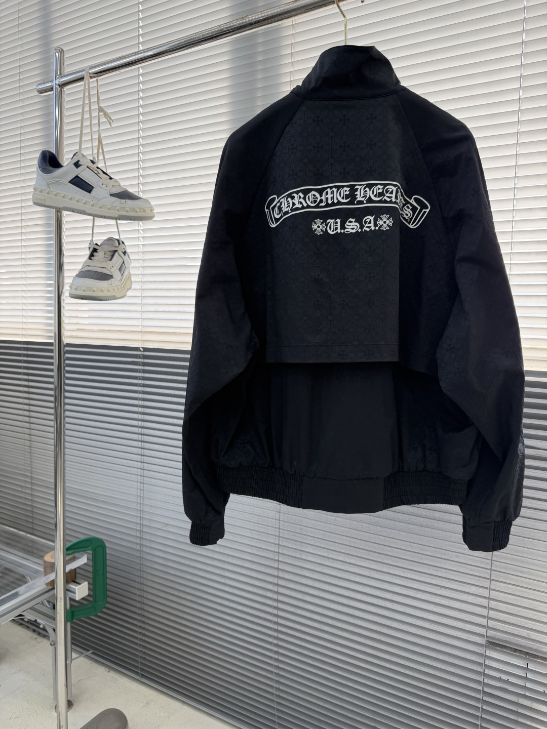 -CH 克罗心 满印暗纹拉链外套 定制幻影花绸梭织面料 质感卓越 舒适贴肤 以曜石黑为主基调 似夜幕下的星轨 邂逅铺 -CH 克罗心 满印暗纹拉链外套 定制幻影花绸梭织面料 质感卓越 舒适贴肤 以曜石黑为主基调 似夜幕下的星轨 邂逅铺