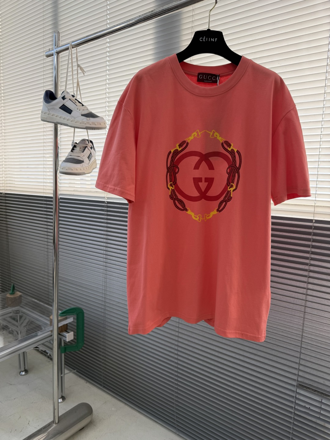 NO:743437,The highest version on the market, the girl inspects the goods, trims the three marks on the threads, and delivers the goods. You can post pictures and take videos. If you want quality and service, add me on WeChat. We will not accept urgent orders. - GUCC 2026 spring and summer new product, 100% cotton 300g fabric, soft and skin-friendly, wide and drapey. The four-line dense edge is finely crafted, and the front panel is digitally printed with the logo, which is simple and elegant. Same style for men and women, size S M L XL, shoulder width 56.5 58  60.4 62 Length 70727476 Bust 106 114 118,Gucci-clothing,gucci,gucci,19860909市面最高版本小妹验货、修剪线头上三标、发货可发图及拍视频,要品质要服务的加我微信,不接急单. -GUCC 2026春夏新品,全棉300g面料,柔软亲肤,挺阔有垂坠感.四线密边做工精细,前幅案数码印花图案,配合logo标识,简洁大方. 男女同款 码数S M L XL 肩宽56.5 58 60.4 62 衣长70727476 胸围 106 114 118,古驰-服装,gucci,gucci,,Women's clothing