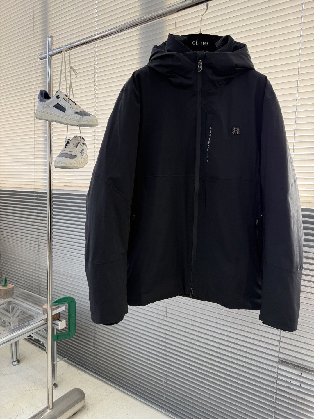 NO:661647,-KOLON SPORT's new windproof, waterproof and breathable hard-shell goose down jacket uses Kolon's 25-year-old newly upgraded 'lightweight thermal storage fleece'. It is fully filled but only weighs about 400g - the backpack does not weigh on the shoulders when commuting, and it is not bulky when layered and layered, but it can withstand -15℃ low temperature and directly 'isolate the cold wind from the outside' 1.  The body of the down jacket is made of micro-elastic hard-shell fabric, which has the functions of waterproof, windproof, moisture-permeable and wear-resistant. The four-sided stretch fabric has good ductility, avoiding the rigidity of traditional hard-shell fabrics, and can provide good comfort for sports and leisure wear! 2. The interior is filled with 650FP goose down, with a velvet content of 80%, which is light, warm and odor-free; upgraded double-layer gallbladder locking technology, divided velvet filling technology, reduces velvet leakage, keeping warm without losing dignity!  It adopts a multi-pocket design, and the chest pocket is equipped with a hidden zipper, which can safely store small items. It is combined with 3M reflective printing to ensure the safety of outdoor travel! The pockets on both sides are equipped with waterproof zippers, and the pocket fabric is made of high-grade velvet, which is skin-friendly and warm and comfortable! 4. The cuffs are equipped with adjustable hem drawstrings and adjustable hood drawstrings, which further improves the windproof and thermal performance of the overall clothing to meet various winter travel needs!  3D three-dimensional cutting, smooth lines, ergonomic, stylish and easy to carry out various forms of outdoor sports! Size M L  Clothing length 74 Sleeve length 67 Shoulder width 48 Recommended to be within 140-160 catties 2XL Bust 126 Clothing length 75 Sleeve length 68 Shoulder width 50 Recommended to be within 160-180 catties 3XL Bust 131 Clothing length 76 Sleeve length 69 Shoulder width 52 Recommended to be within 180-205 catties, Men's clothing, backpacks, down jacket, hats,  19860909-KOLON SPORT 新款防风防水透湿硬壳鹅绒服 采用可隆25年新升级「轻量蓄热绒」,充绒量拉满但整件仅约400g——背包通勤不压肩,叠穿内搭不臃肿,却能抗住-15℃低温,把寒风直接“隔绝在外 1. 羽绒服大身采用微弹力硬壳面料,具有防水、防风、透湿及耐磨等功能,四面弹面料具有良好的延展性,避免传统硬壳面料的死板,运动休闲穿着均能提供良好的舒适性！ 2. 内里填充650FP鹅绒,绒子含量80,轻盈保暖且无异味；升级双层胆布锁绒,分格充绒工艺,减少钻绒漏绒,保暖又不失体面！ 3. 采用多口袋设计,胸前口袋配有隐藏式拉链,可安全储存小物件,结合袋3M反光印花,保证户外出行安全！两侧插袋配有防水拉链,口袋布采用高档丝绒,亲肤保暖舒适！ 4. 袖口配有防风袖,配合可调节下摆抽绳,可调节帽子抽绳,整体衣服防风性能和保暖性能进一步提升,满足各种冬季出行需求！ 5. 3D立体裁剪,线条流畅,符合人体工学,版型随身有型的同时又便于进行各种形式的户外运动！ 码数M L XL XXL 3XL M胸围111 衣长70袖长65肩宽44 建议110-125斤以内 L胸围116衣长72袖长66肩宽46 建议125-140斤以内 XL胸围 121 衣长74 袖长67 肩宽48 建议140-160斤以内 2XL胸围126 衣长75 袖长68肩宽50 建议160-180斤以内 3XL胸围131衣长76袖长69肩宽52 建议180-205斤以内,男装,backpacks,down jacket,hats, ,Women's clothing