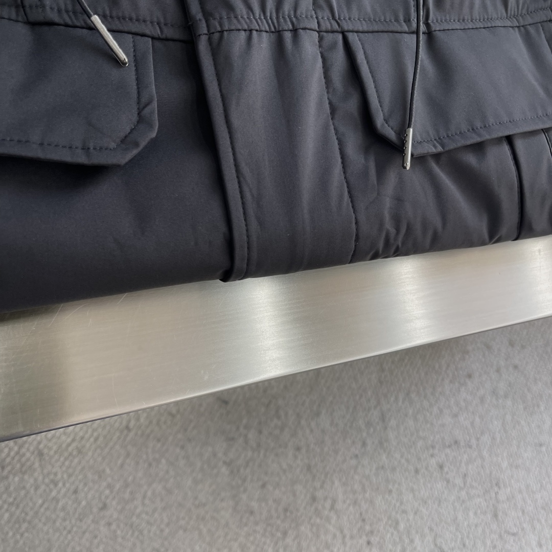 -CP 连帽夹克 尾单、官网新品。进口材质、做工细腻 、让沉闷的男士服看起来更富有运动的时尚感。不浮夸更