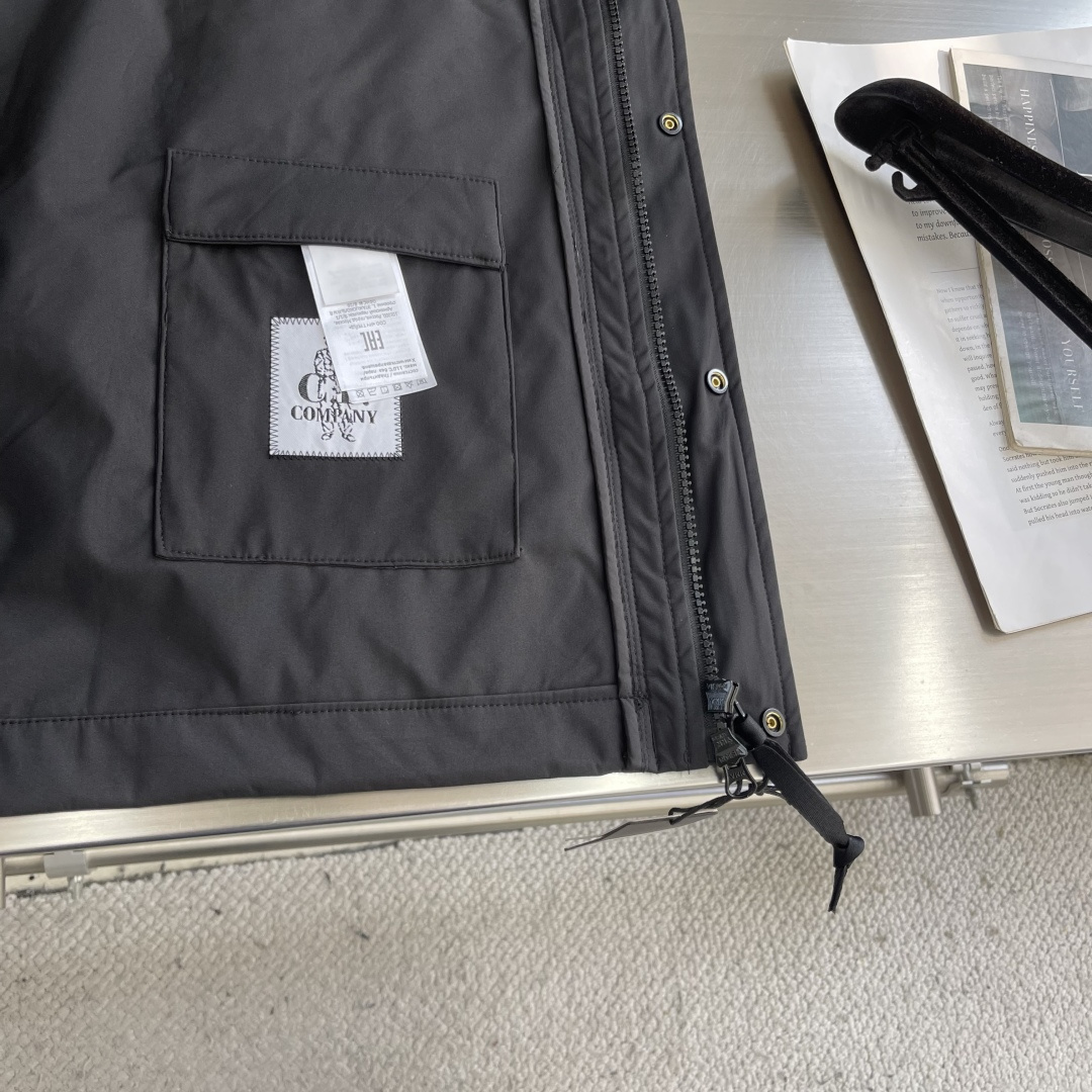 -CP 连帽夹克 尾单、官网新品。进口材质、做工细腻 、让沉闷的男士服看起来更富有运动的时尚感。不浮夸更