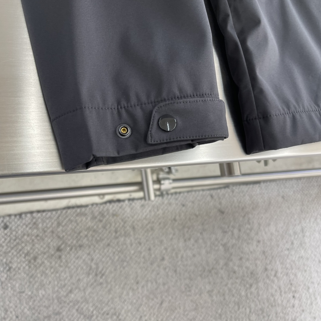 -CP 连帽夹克 尾单、官网新品。进口材质、做工细腻 、让沉闷的男士服看起来更富有运动的时尚感。不浮夸更