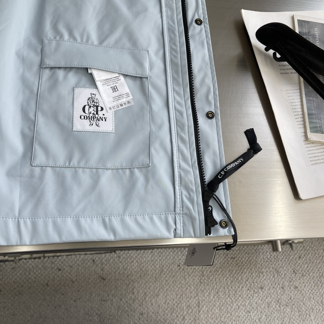 -CP 连帽夹克 尾单、官网新品。进口材质、做工细腻 、让沉闷的男士服看起来更富有运动的时尚感。不浮夸更