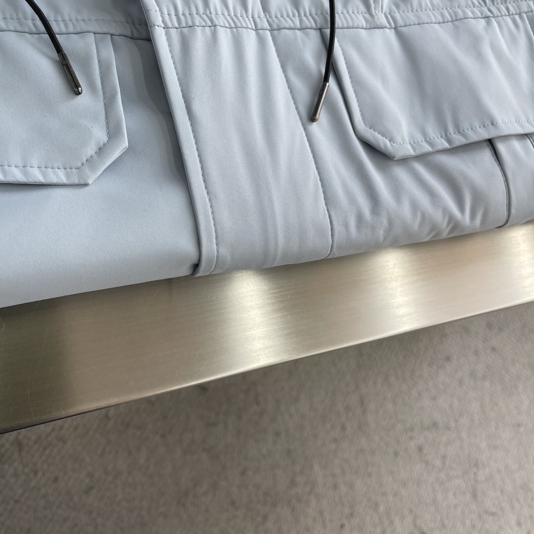 -CP 连帽夹克 尾单、官网新品。进口材质、做工细腻 、让沉闷的男士服看起来更富有运动的时尚感。不浮夸更