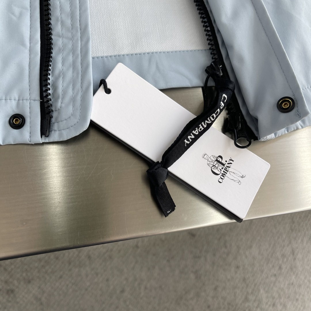 -CP 连帽夹克 尾单、官网新品。进口材质、做工细腻 、让沉闷的男士服看起来更富有运动的时尚感。不浮夸更