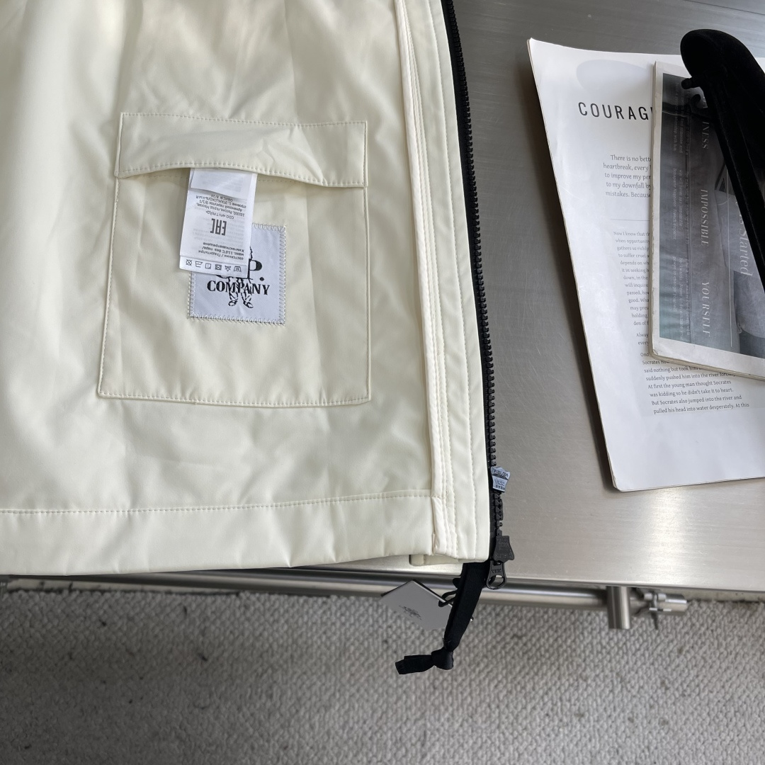 -CP 连帽夹克 尾单、官网新品。进口材质、做工细腻 、让沉闷的男士服看起来更富有运动的时尚感。不浮夸更