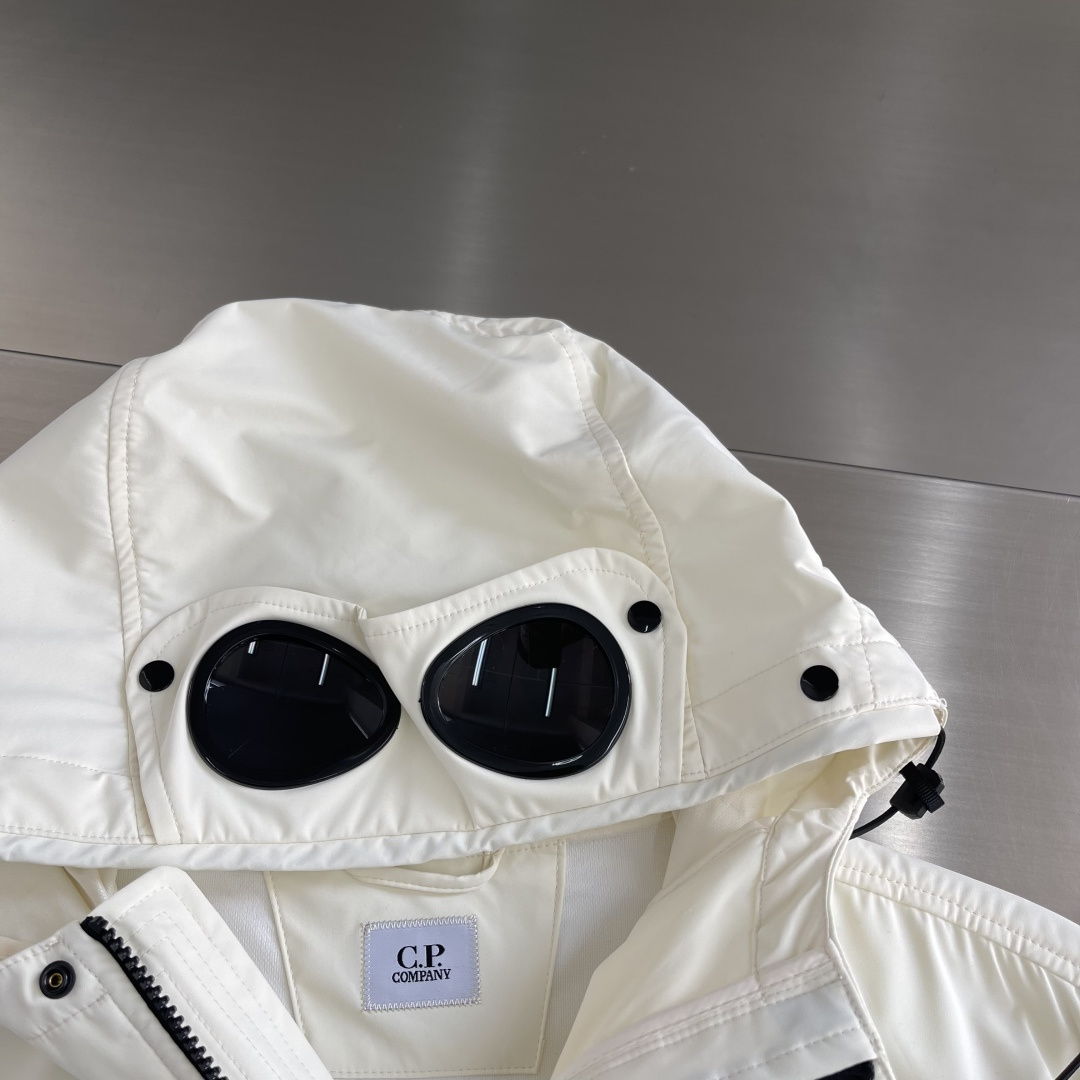 -CP 连帽夹克 尾单、官网新品。进口材质、做工细腻 、让沉闷的男士服看起来更富有运动的时尚感。不浮夸更