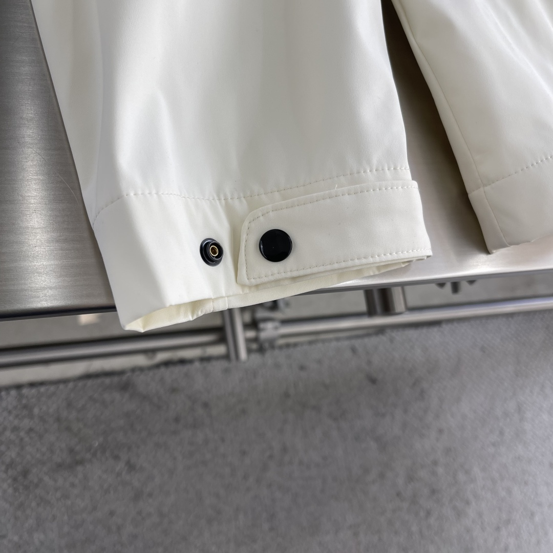 -CP 连帽夹克 尾单、官网新品。进口材质、做工细腻 、让沉闷的男士服看起来更富有运动的时尚感。不浮夸更