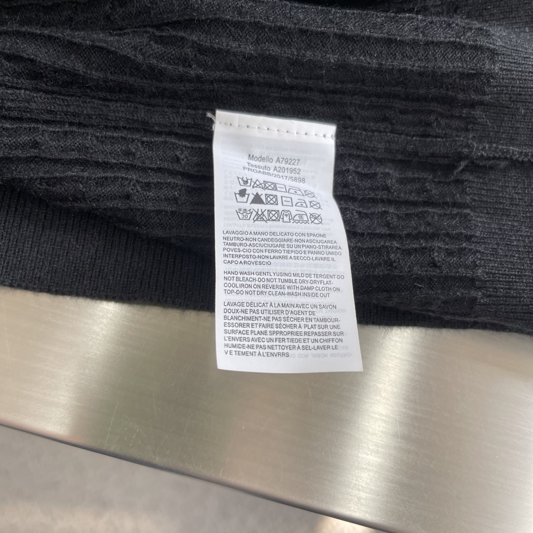 -mon 2025秋冬新款毛衣！优质混纺羊毛，简约而不简单。休闲圆领款式，日常搭配出街轻松搭配。做工精细