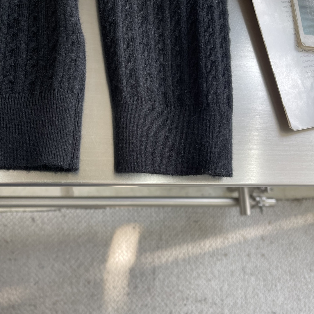 -mon 2025秋冬新款毛衣！优质混纺羊毛，简约而不简单。休闲圆领款式，日常搭配出街轻松搭配。做工精细