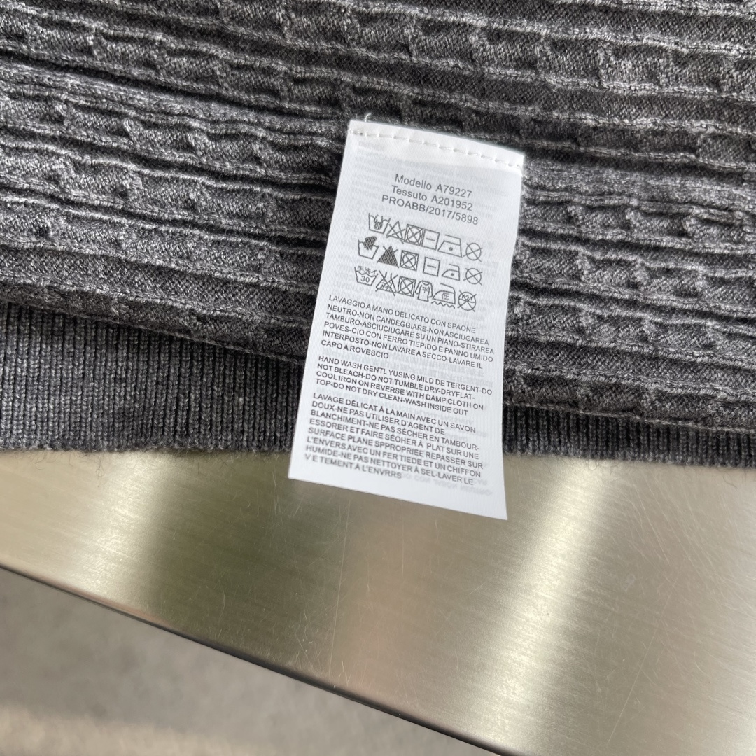 -mon 2025秋冬新款毛衣！优质混纺羊毛，简约而不简单。休闲圆领款式，日常搭配出街轻松搭配。做工精细