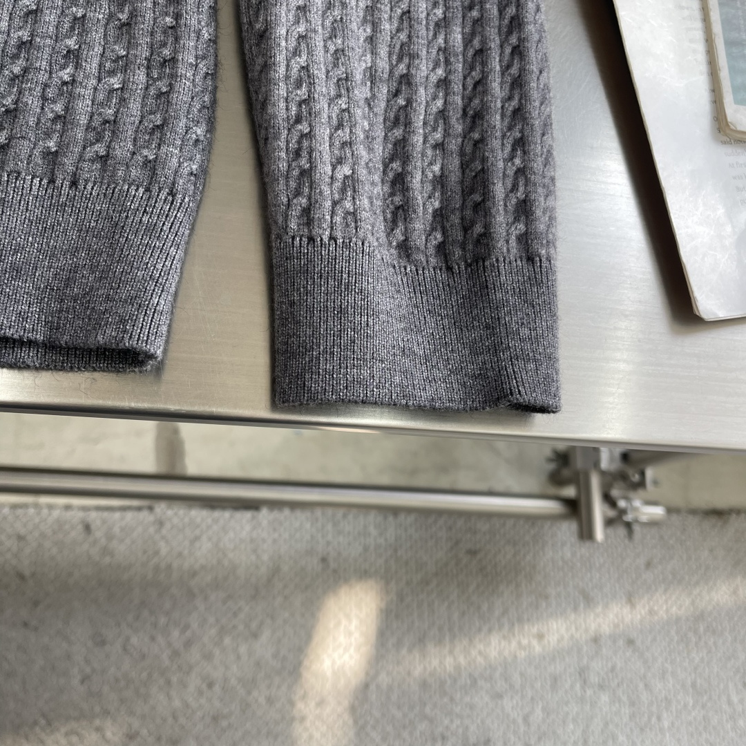 -mon 2025秋冬新款毛衣！优质混纺羊毛，简约而不简单。休闲圆领款式，日常搭配出街轻松搭配。做工精细