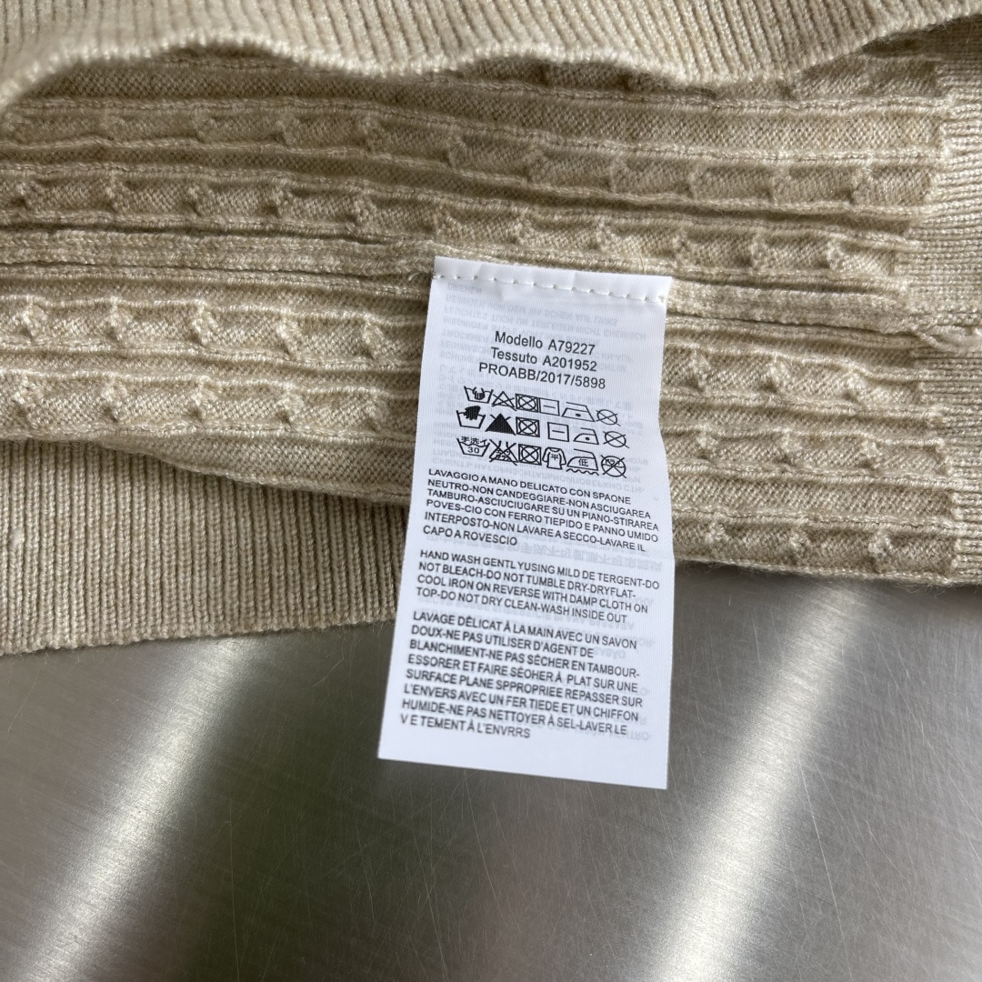 -mon 2025秋冬新款毛衣！优质混纺羊毛，简约而不简单。休闲圆领款式，日常搭配出街轻松搭配。做工精细