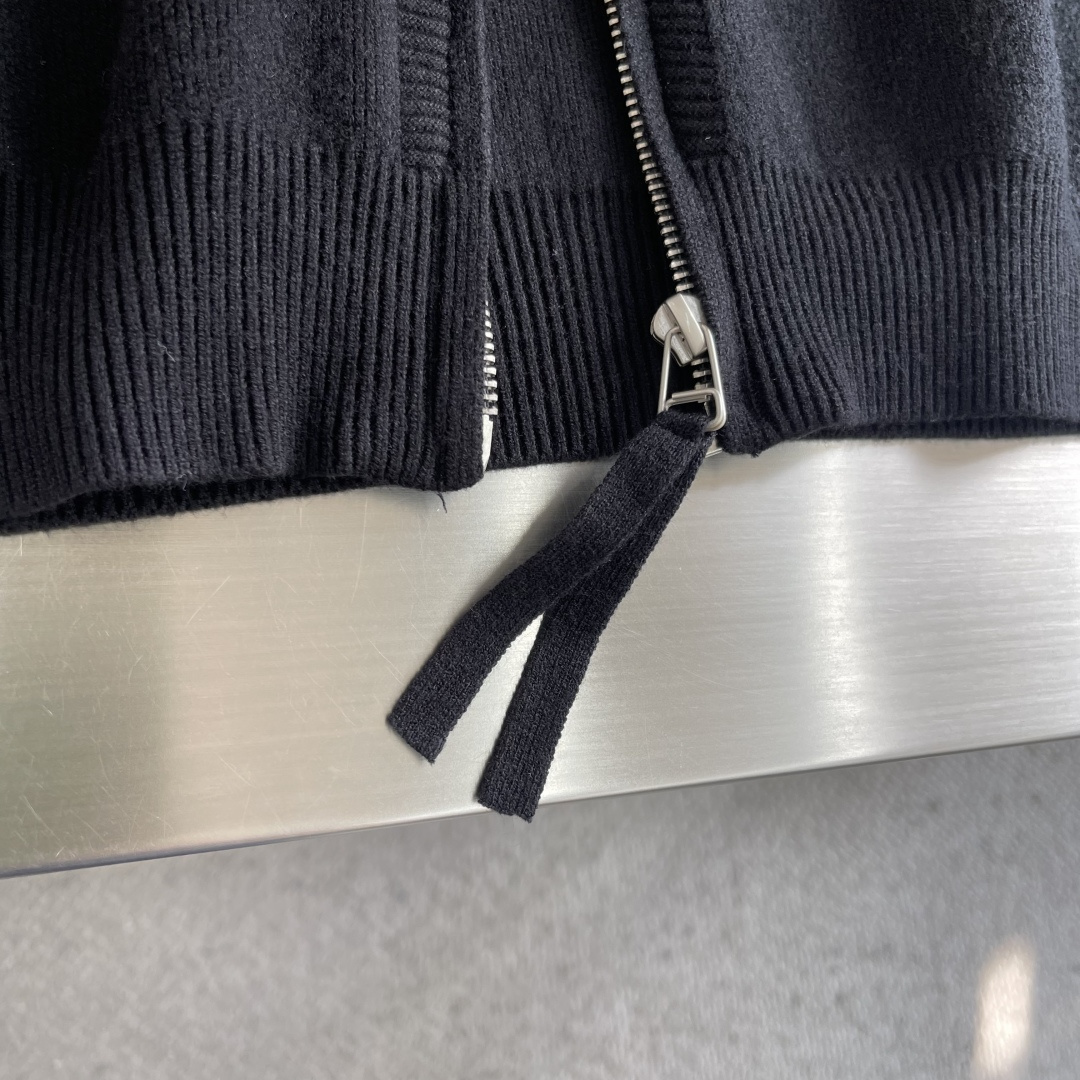 -拉夫劳伦 2025秋冬爆款 都市风十足 加厚款开衫毛衣。 采用进口羊毛混纺面料 柔软细腻 男人的衣柜都