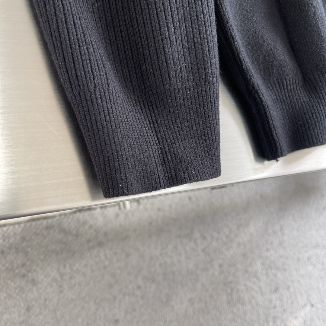 -拉夫劳伦 2025秋冬爆款 都市风十足 加厚款开衫毛衣。 采用进口羊毛混纺面料 柔软细腻 男人的衣柜都