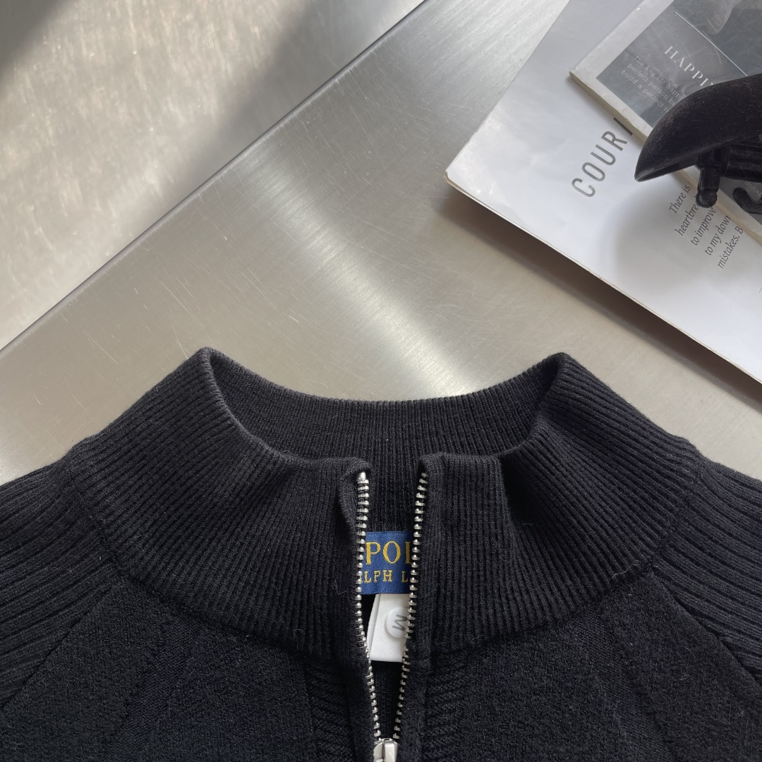 -拉夫劳伦 2025秋冬爆款 都市风十足 加厚款开衫毛衣。 采用进口羊毛混纺面料 柔软细腻 男人的衣柜都